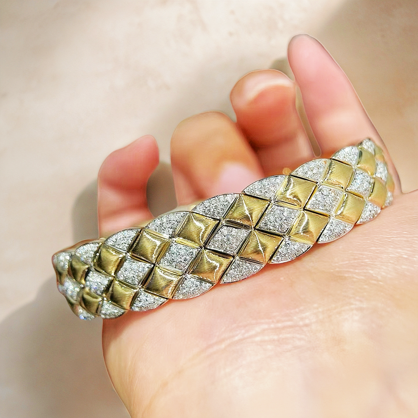 Weaving Vintage 18k Gold Diamond Bracelet (Item No. VT001）