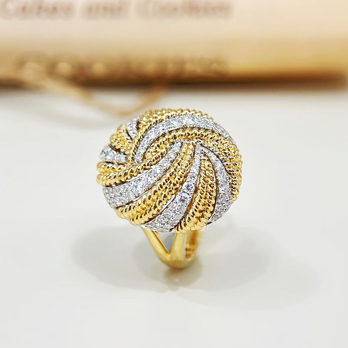 Vintage 18k Gold Diamond Ring (Item No. VT476）