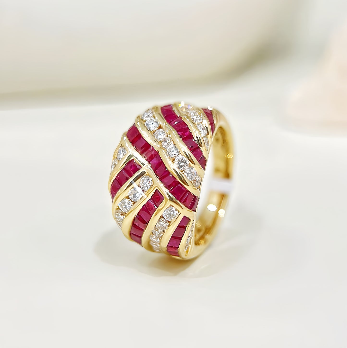 Vintage 18k Gold Diamond Ruby Ring (Item No. VT396）