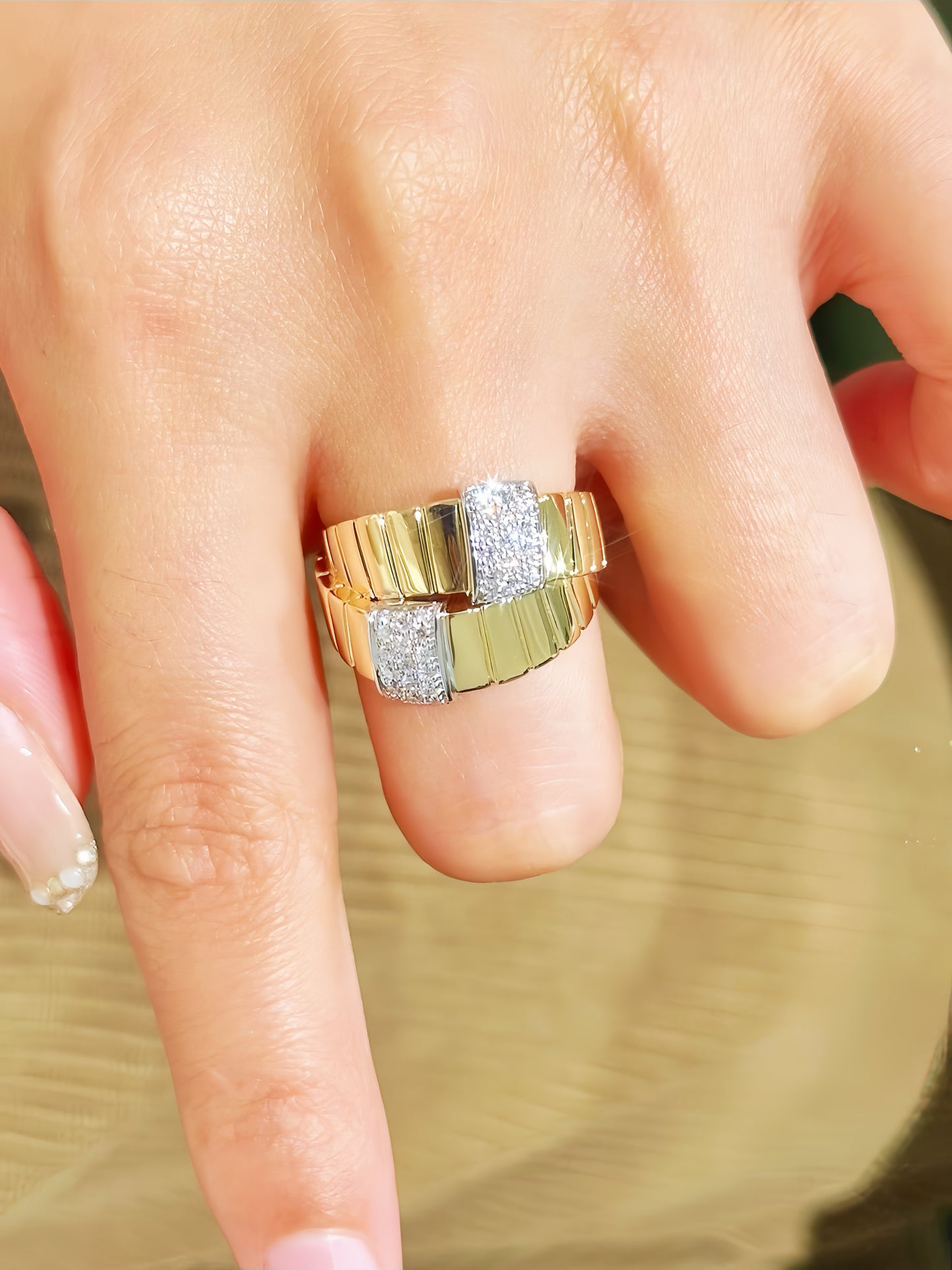 Contemporary 18k Gold Diamond Ring (Item No. VT377）