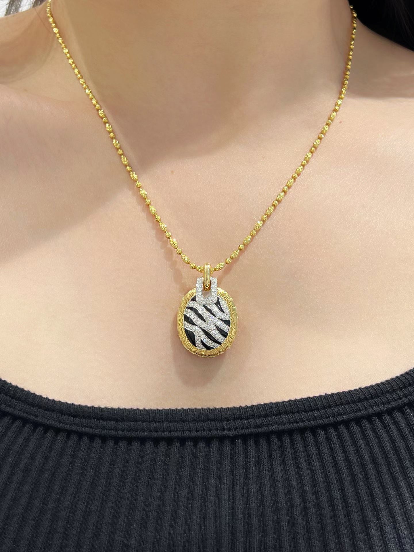 Black Enamel 18k Gold Diamond Pendant (Item No. VT467）