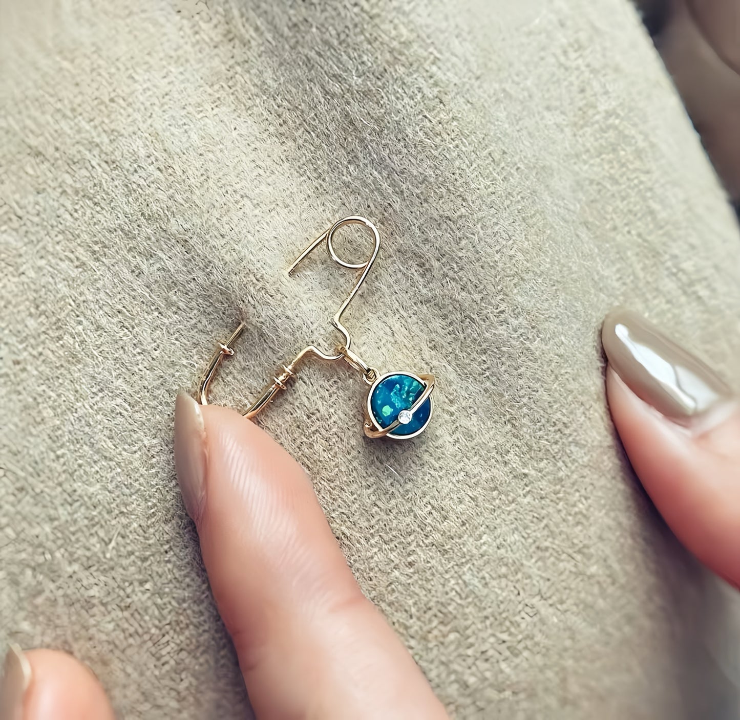 Globe 18k Gold Diamond Opal Pendant (Item No. VT106）