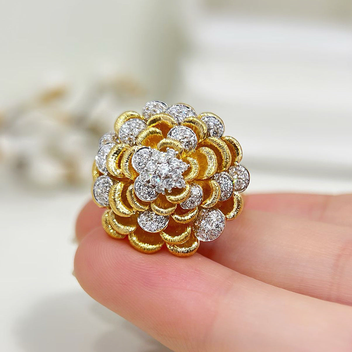 Flower 18k Gold Diamond Emerald Ring (Item No. VT462）