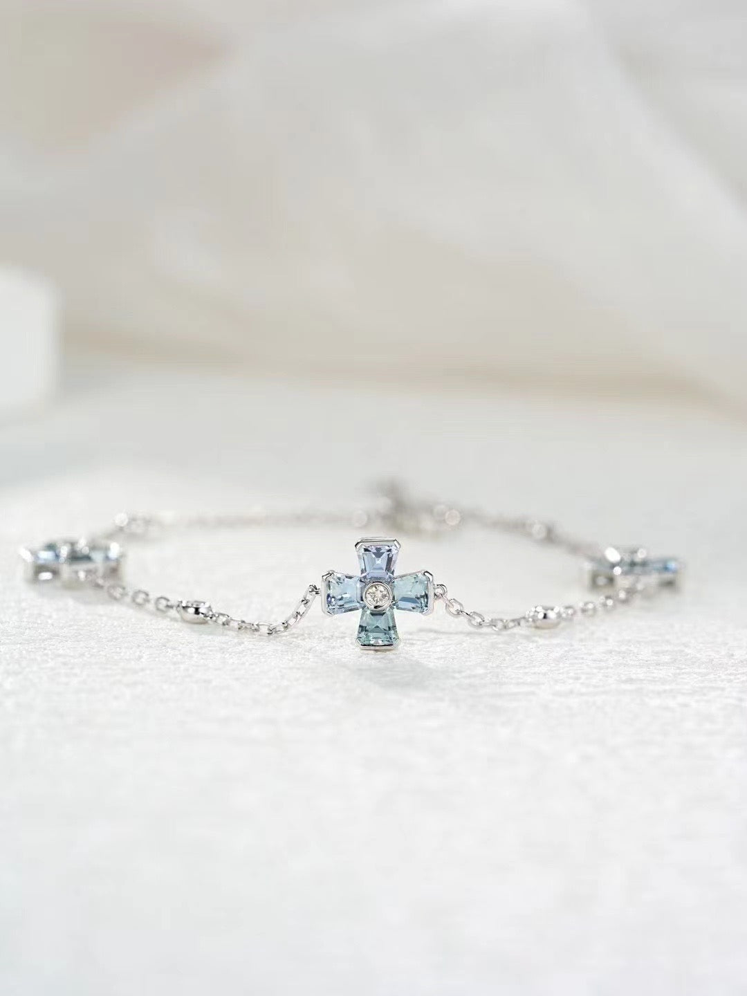 Four Leaf Clover Rainbow Sapphire 18K Gold Bracelet (Item No. SA041）