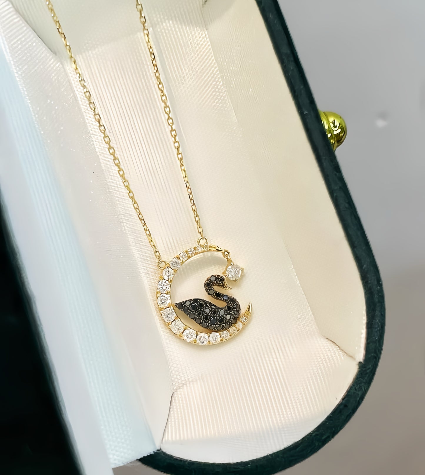 Black Swan 18k Gold Diamond Pendant (Item No. VT116）