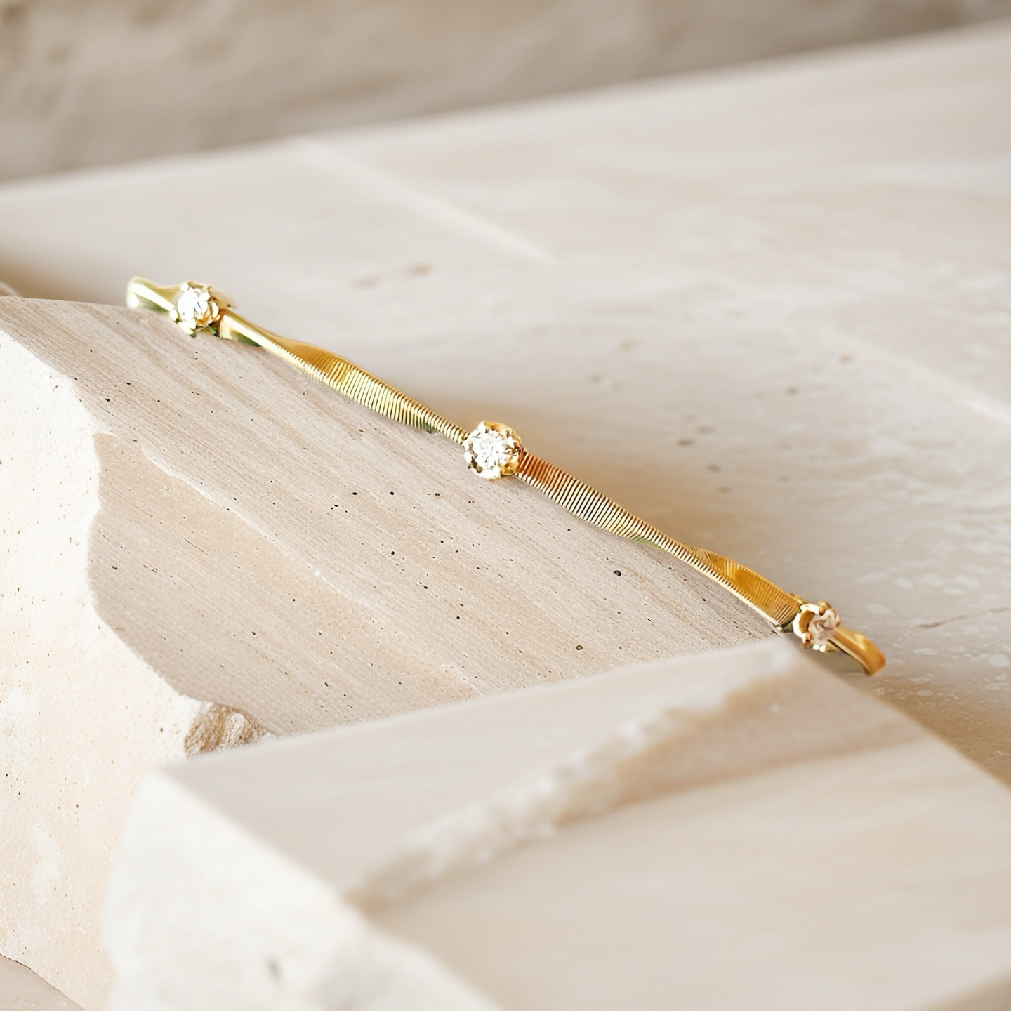 Comtemporary 18k Gold Diamond Bracelet (Item No. VT126）