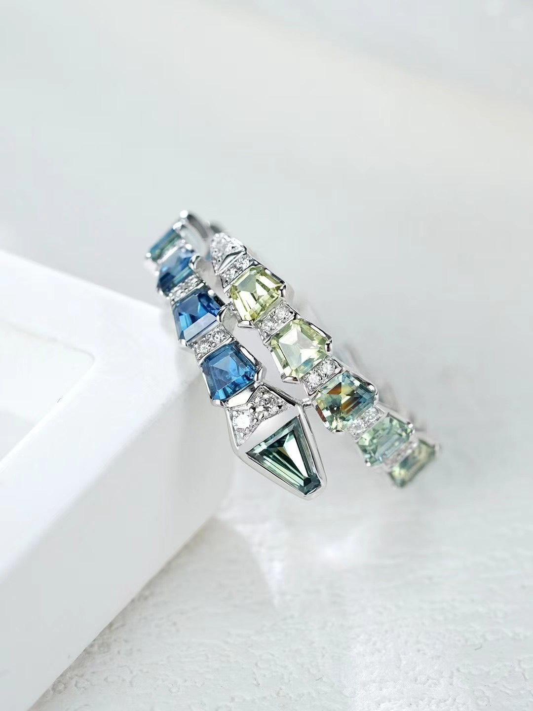 Snake Rainbow Sapphire 18k Gold Ring (Item No. SA080）