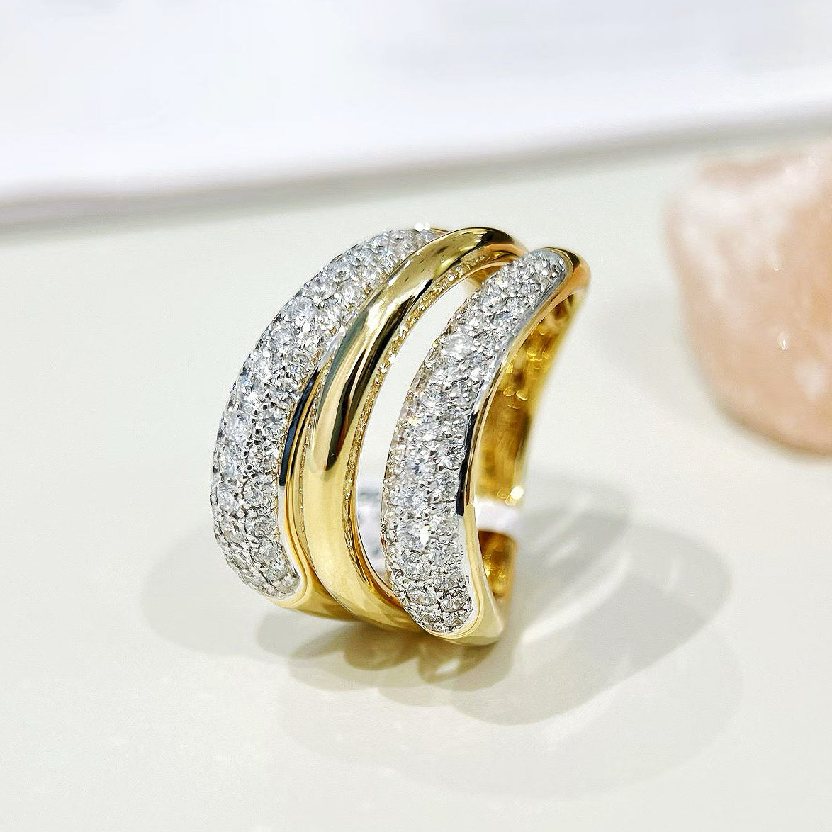 Contemporary 18k Gold Diamond Emerald Ring (Item No. VT461）