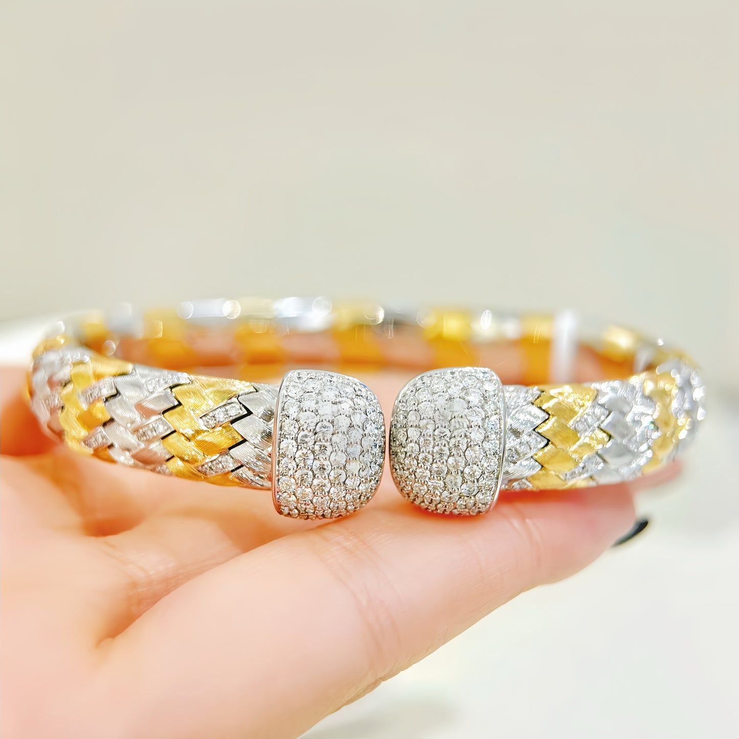Weaving Vintage 18k Gold Diamond Bracelet (Item No. VT338)