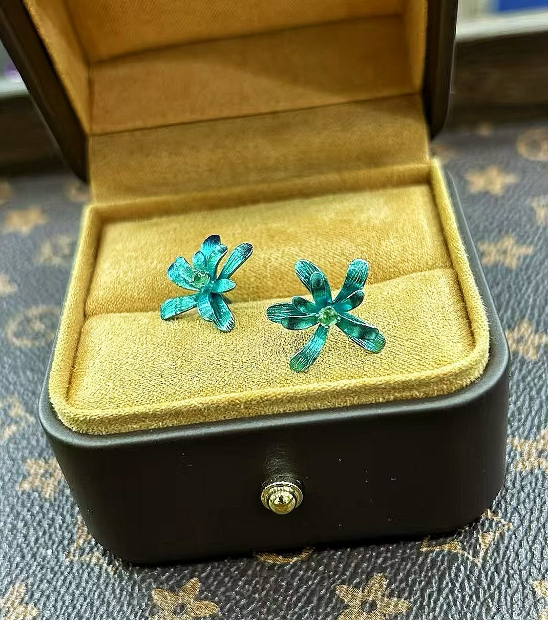 Anodized Titanium Ocean Blue Tsavorite Earring (Item No. TA008）