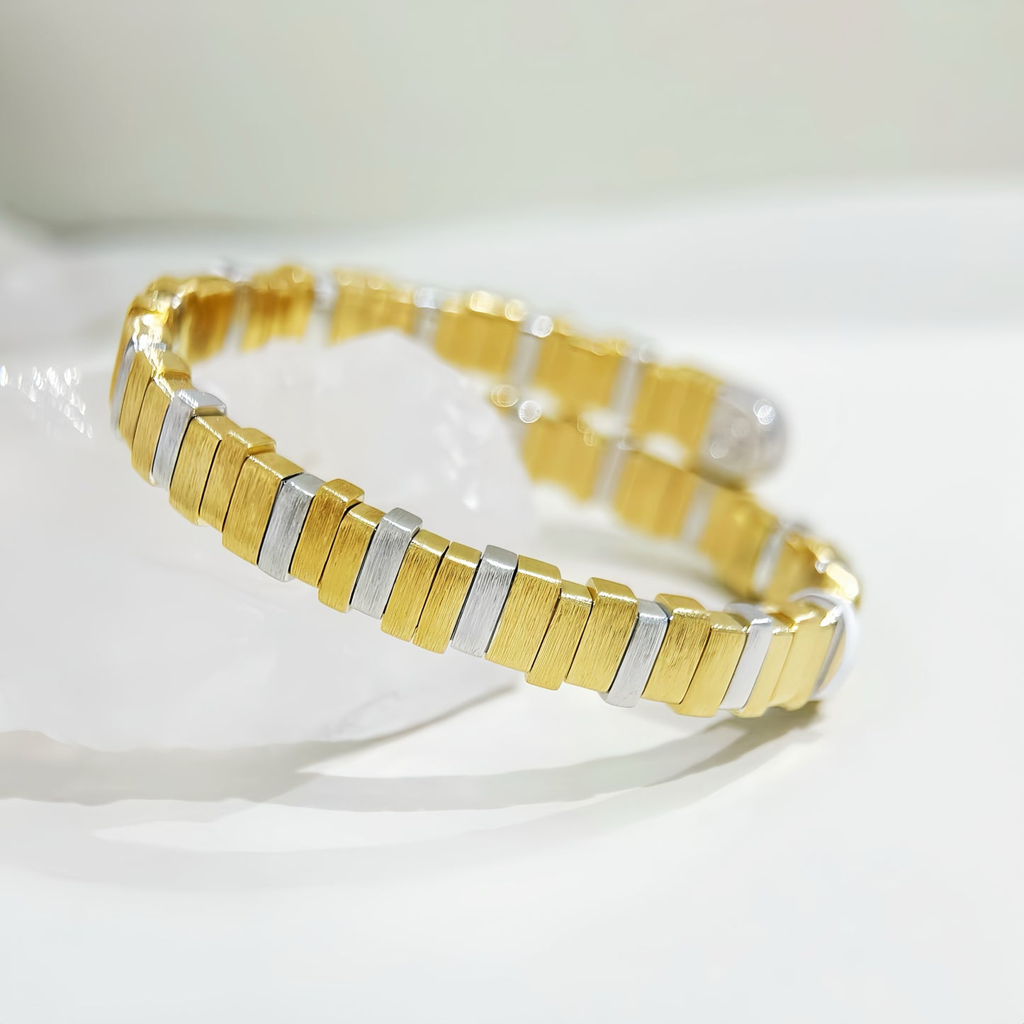 Weaving Vintage 18k Gold Diamond Bracelet (Item No. VT388）