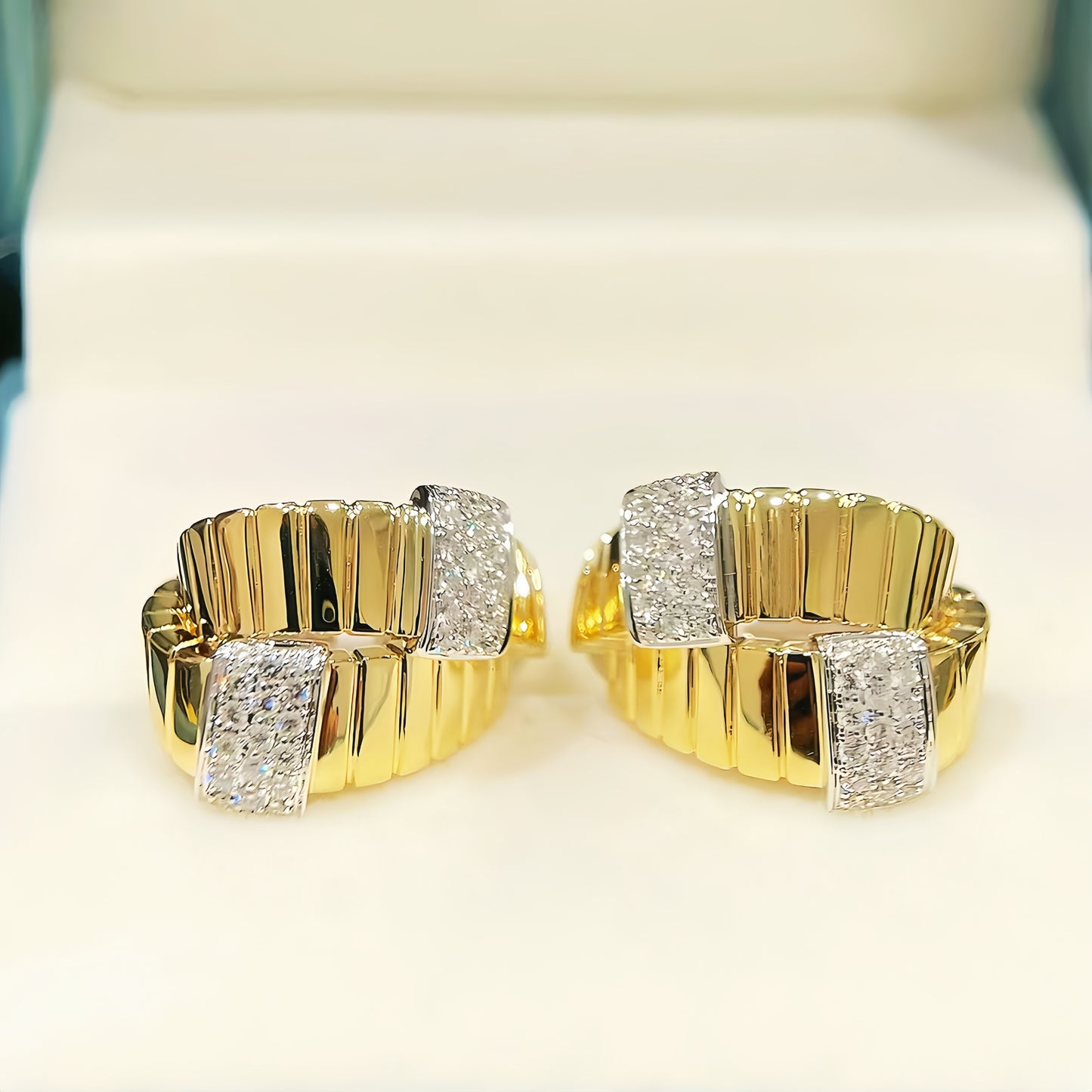 Contemporary 18k Gold Diamond Earring (Item No. VT379）