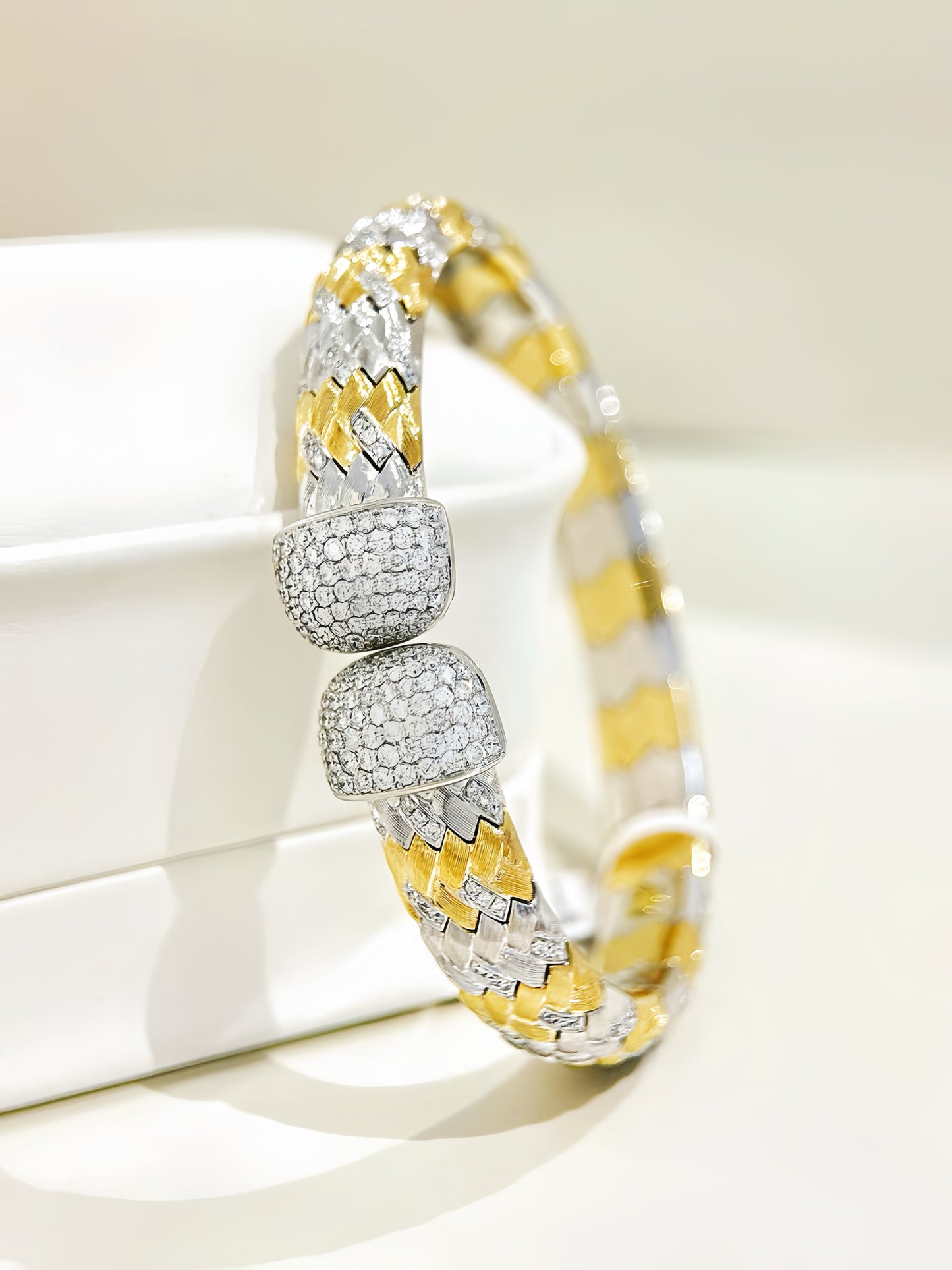 Weaving Vintage 18k Gold Diamond Bracelet (Item No. VT338)