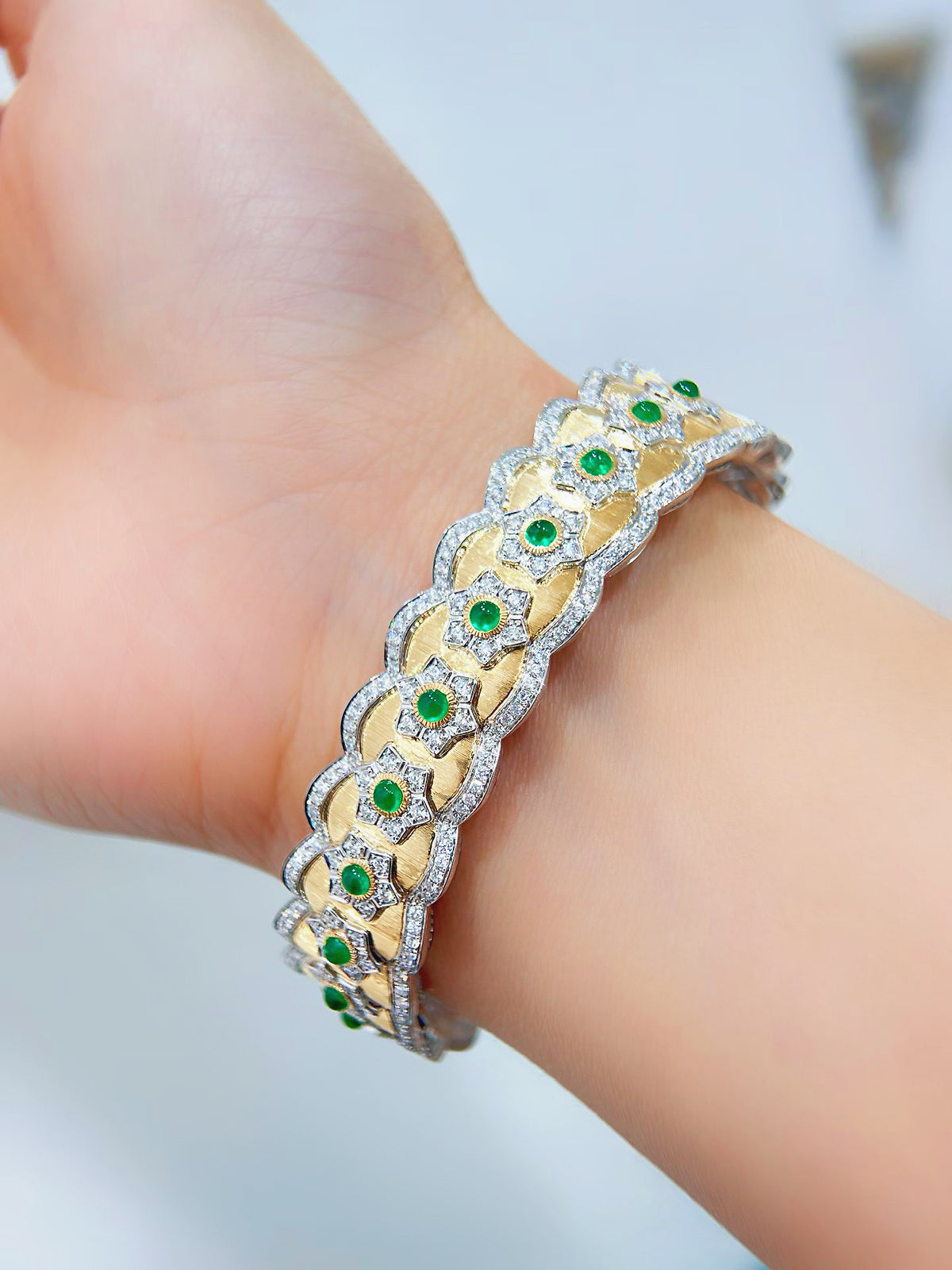 Lace Vintage 18k Gold Emerald Diamond Bracelet (Item No. VT514）
