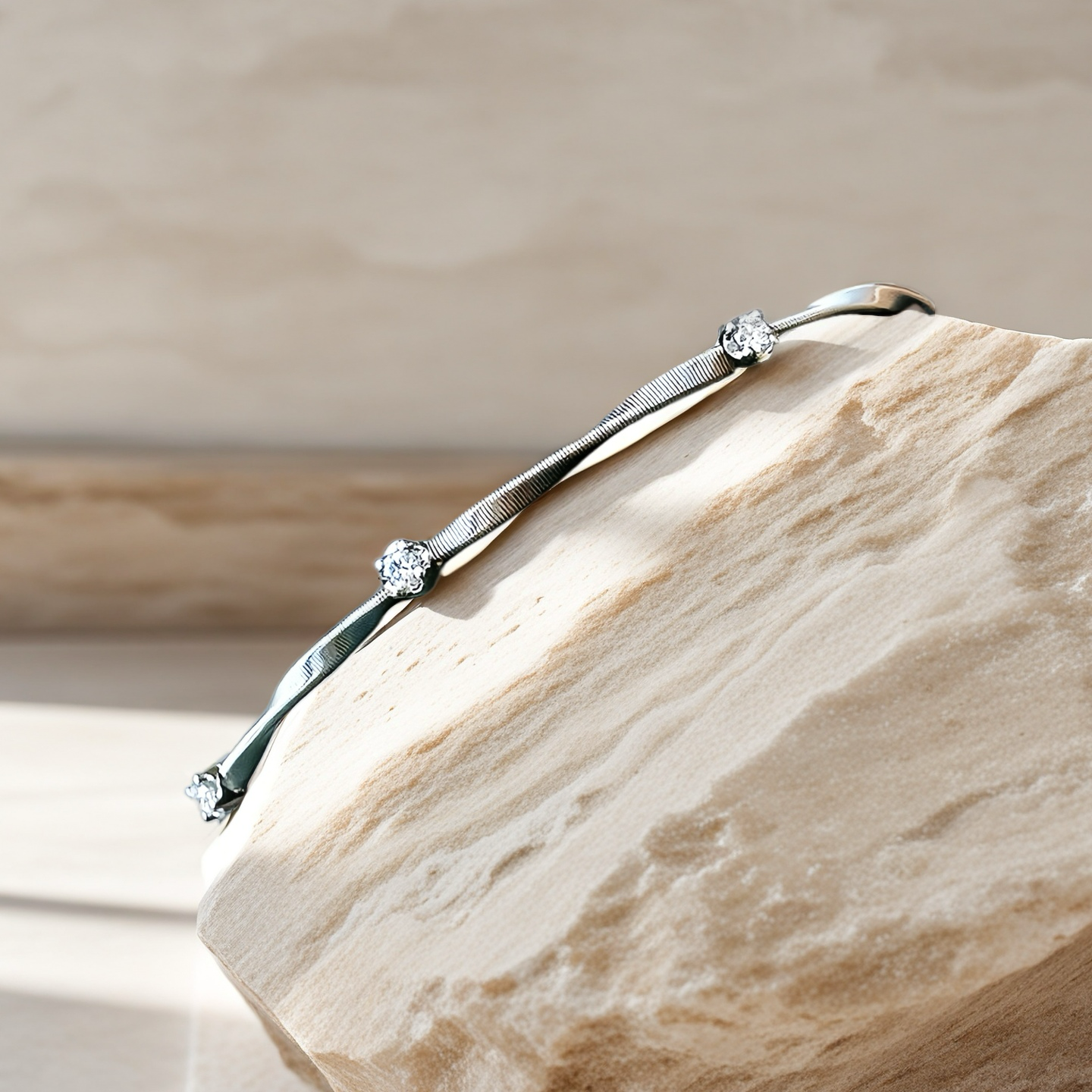 Comtemporary 18k Gold Diamond Bracelet (Item No. VT126）