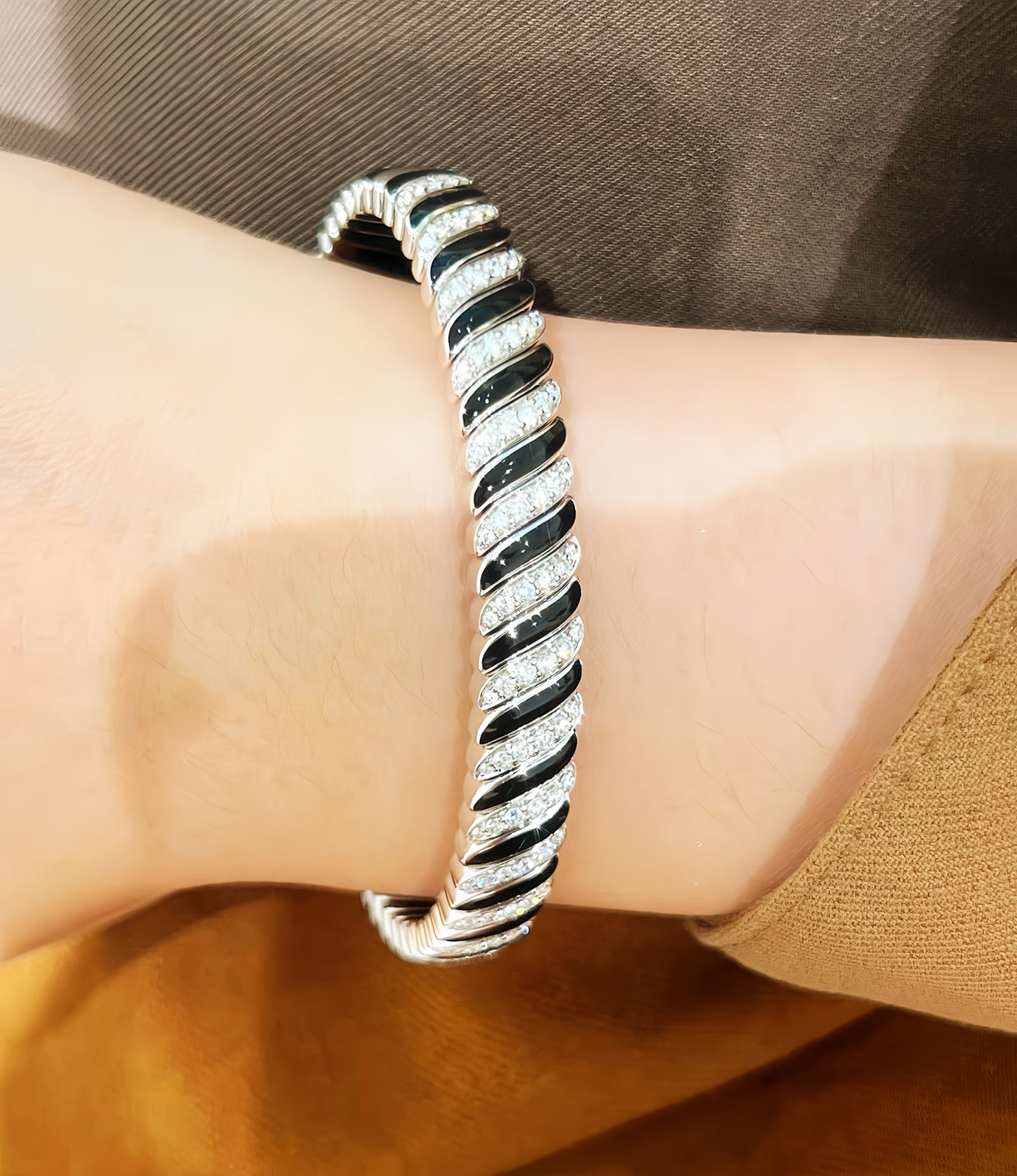 Black Enamel 18k Gold Diamond Bracelet (Item No. VT442）