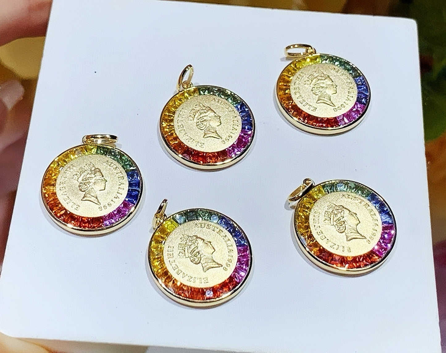 Queen 18k Gold Diamond Coin Pendant (Item No. VT100）