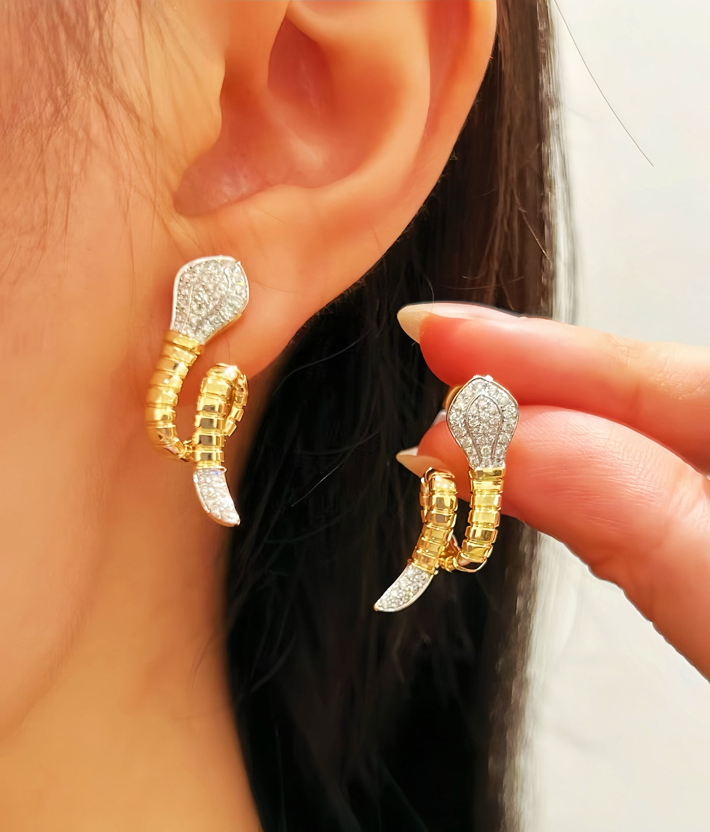 Snake 18k Gold Diamond Sapphire Earring (Item No. VT193）