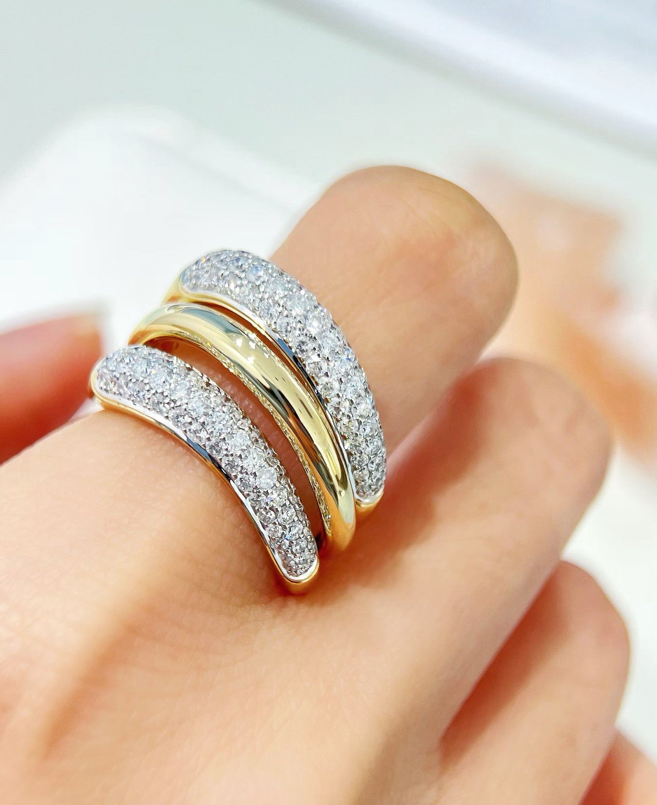 Contemporary 18k Gold Diamond Emerald Ring (Item No. VT461）
