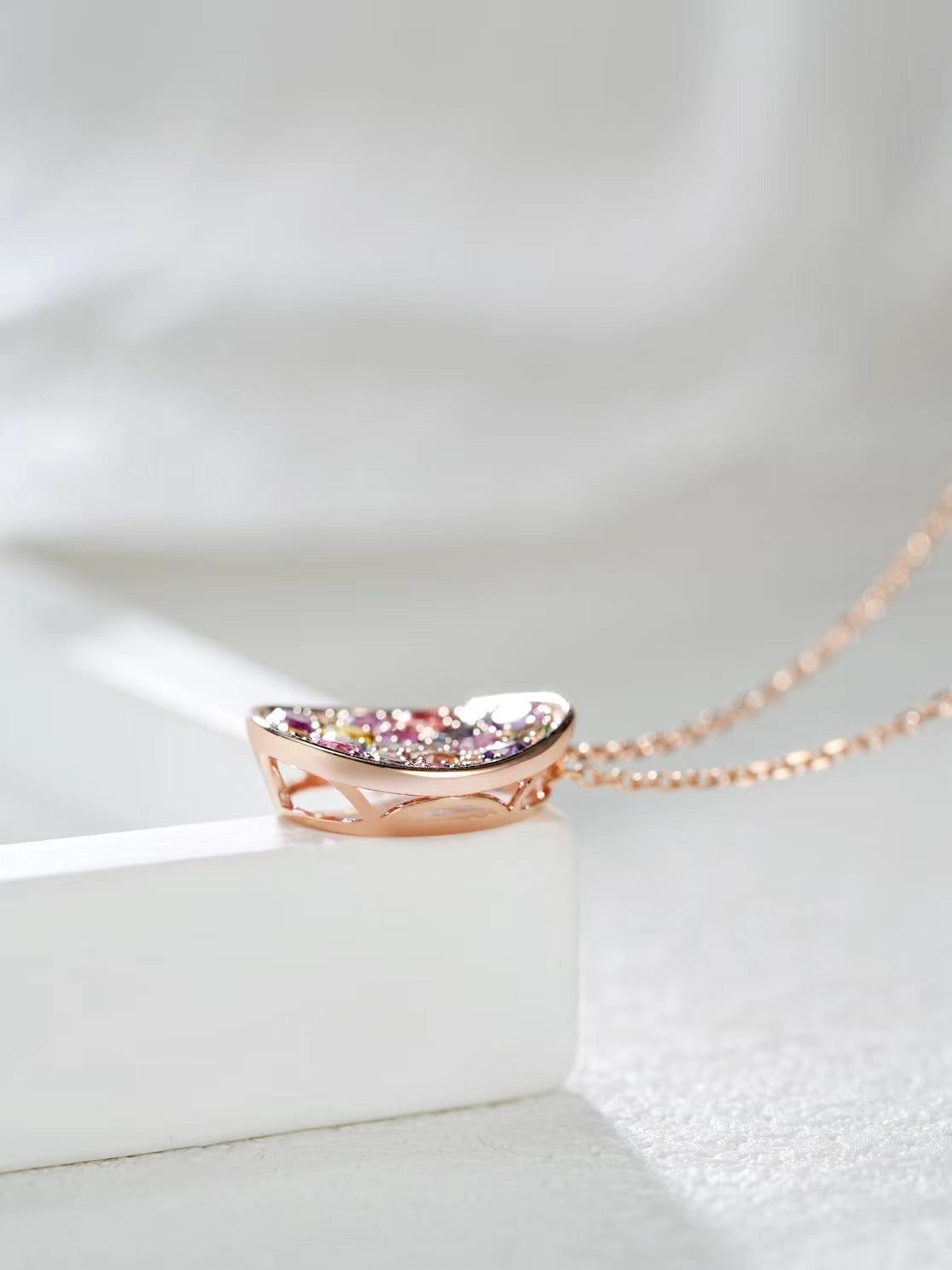 Rainbow Sapphire 18k Gold Pendant (Item No. SA057）