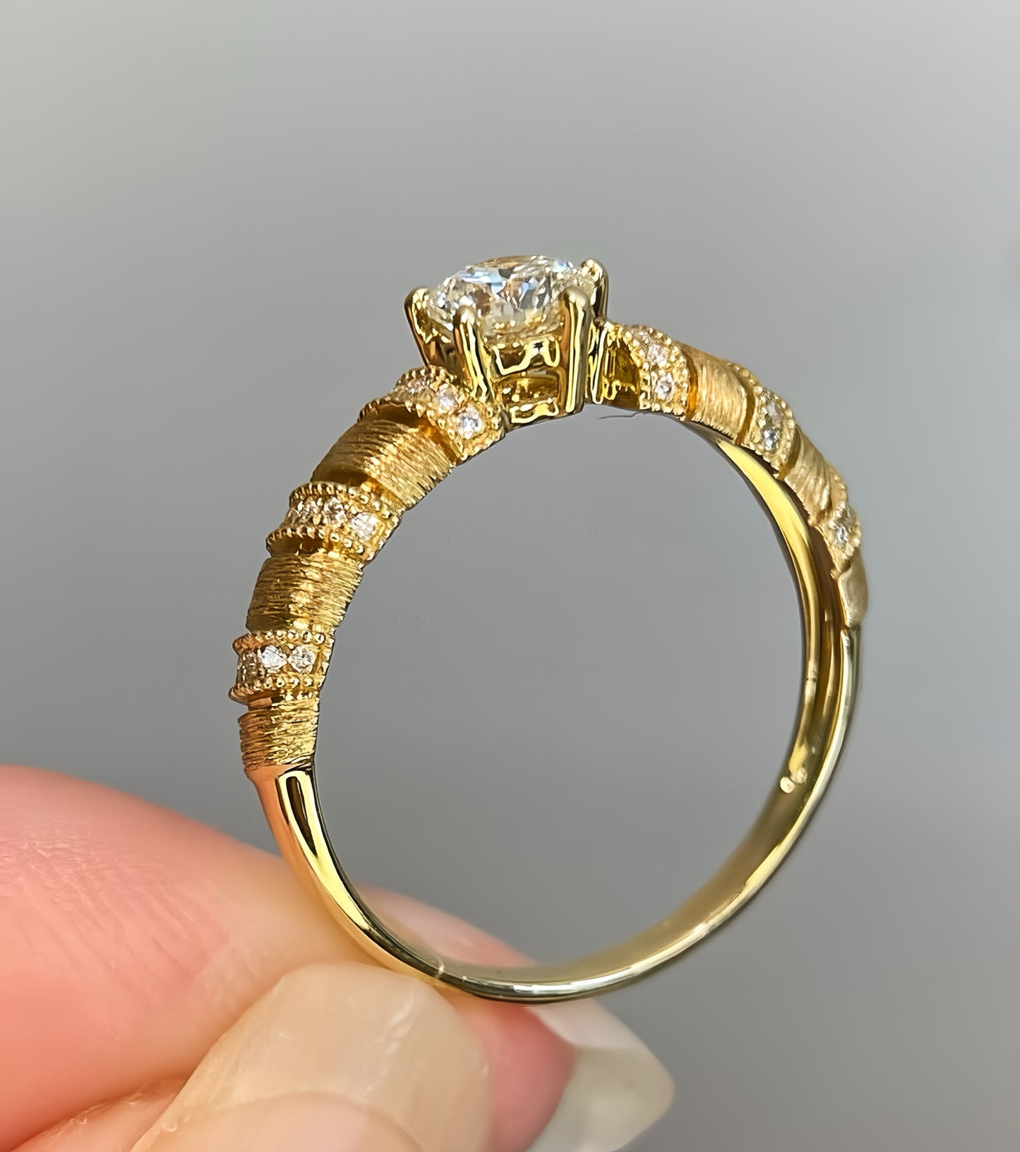 Vintage Screw Bulb 18k Gold Diamond Ring (Item No. VT047）