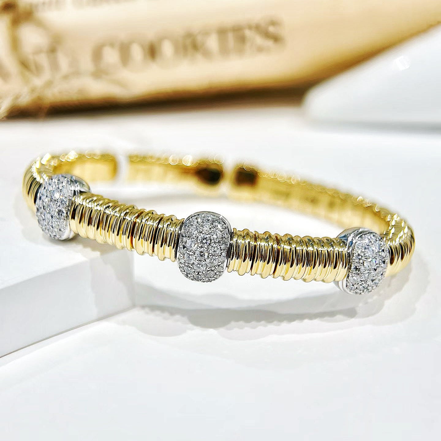 Vintage 18k Gold Diamond Bracelet (Item No. VT501）