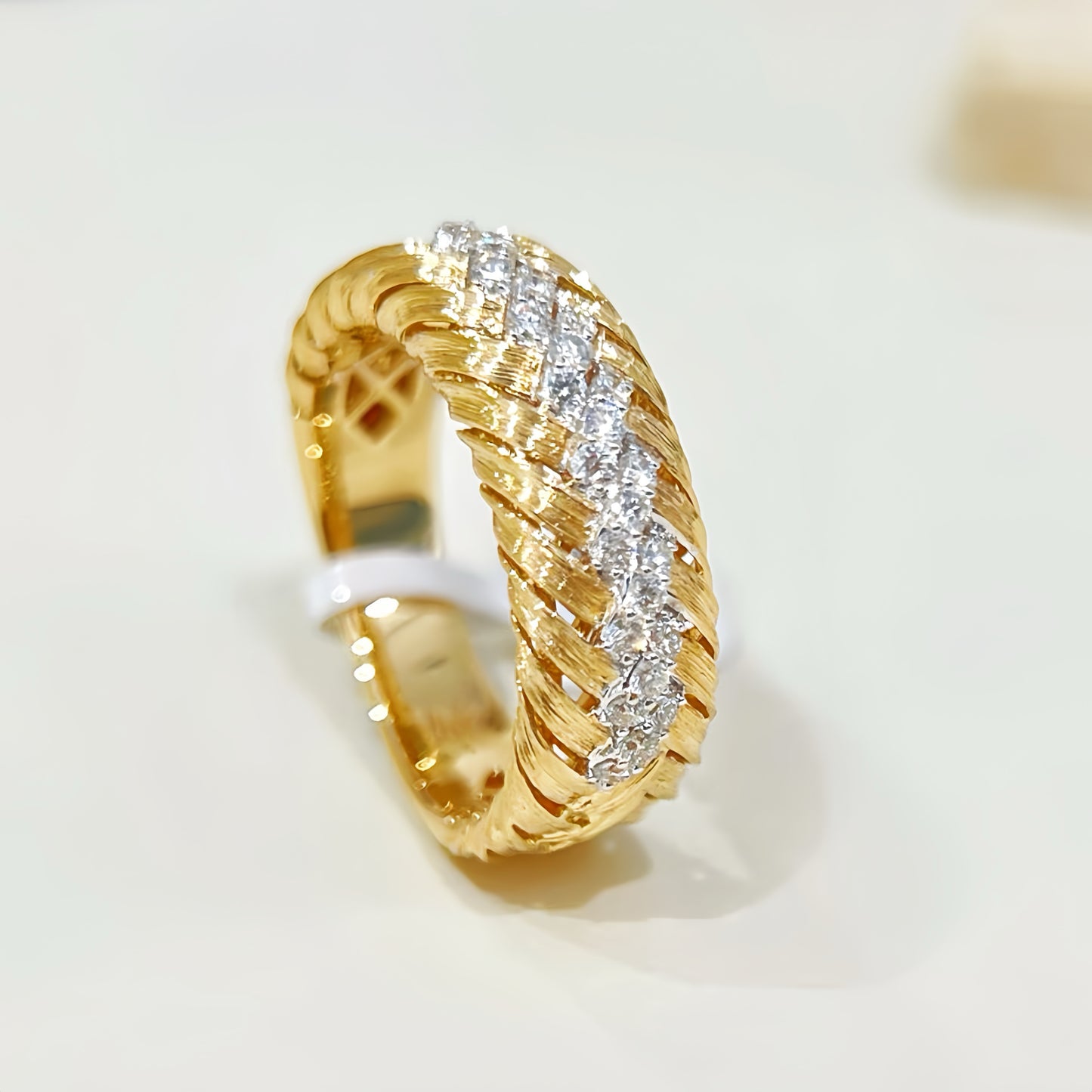 Weaving Vintage 18k Gold Diamond Ring (Item No. VT303)