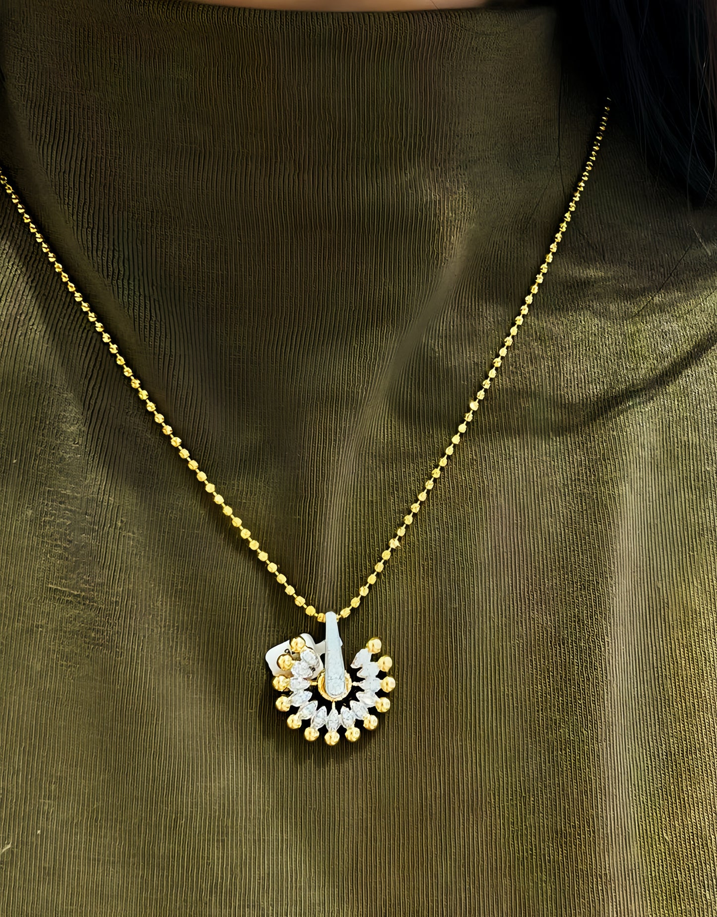 Fan-shaped Vintage 18k Gold Diamond Pendant (Item No. VT 297)