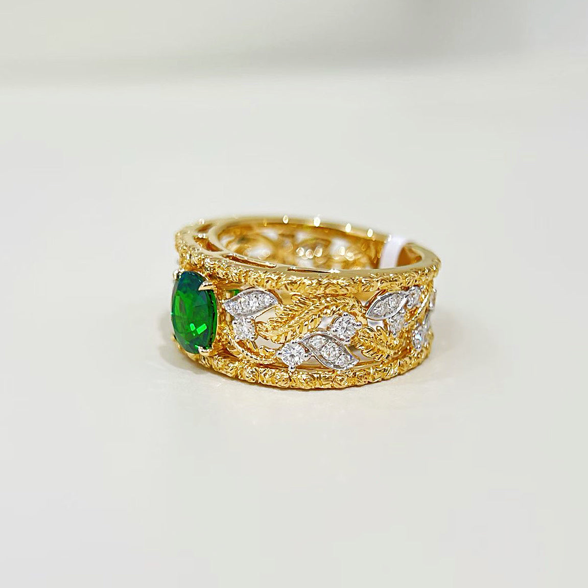 Vintage 18k Gold Diamond Ring (Item No. VT525）