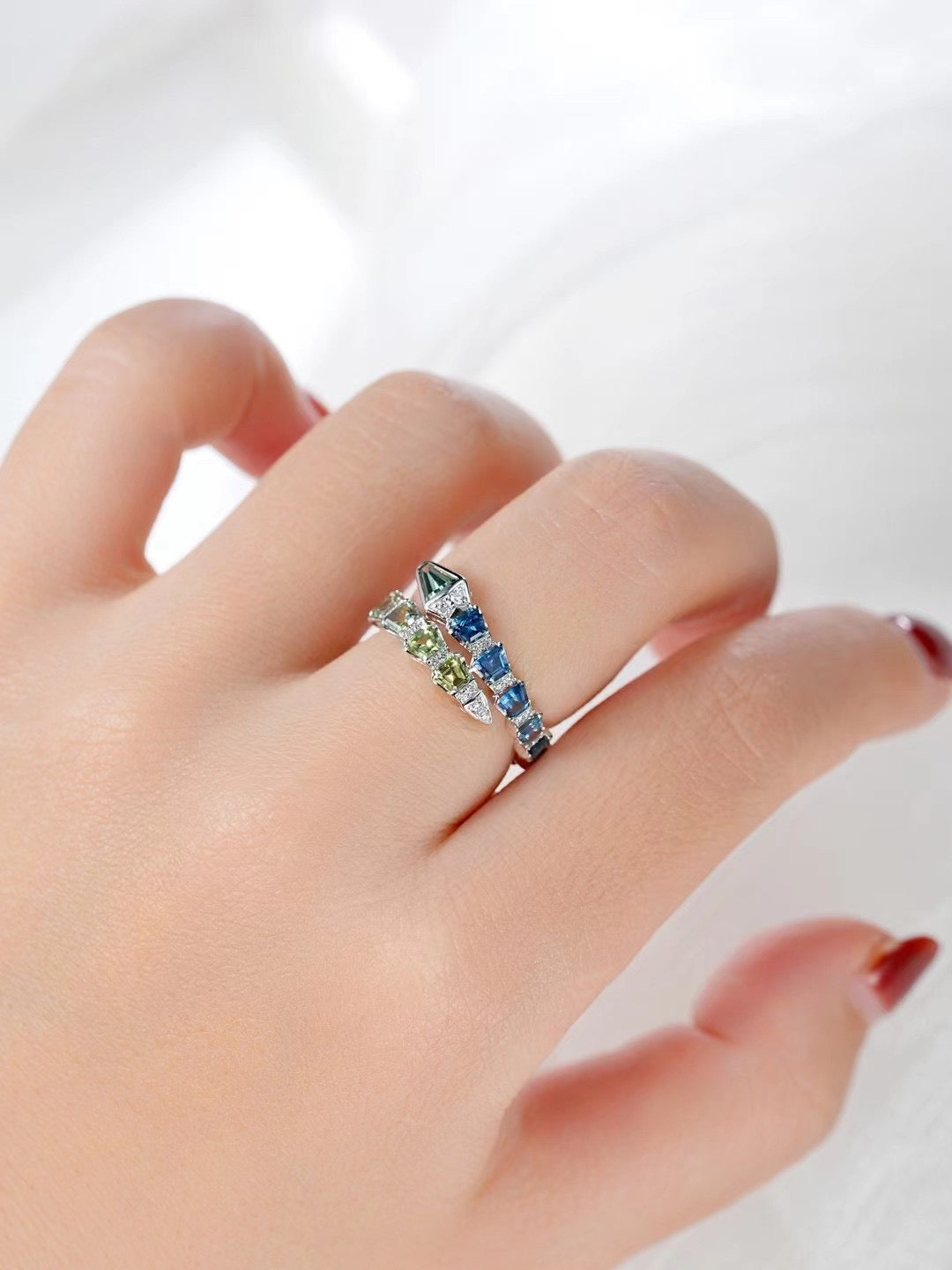 Snake Rainbow Sapphire 18k Gold Ring (Item No. SA080）