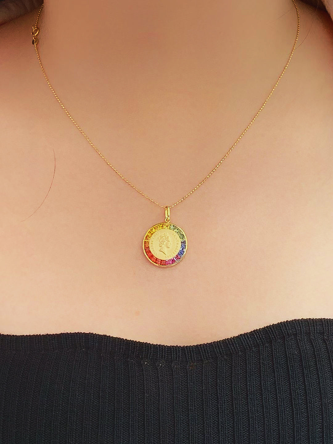 Queen 18k Gold Diamond Coin Pendant (Item No. VT100）