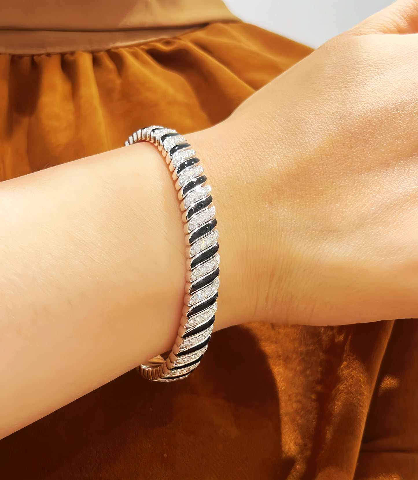 Black Enamel 18k Gold Diamond Bracelet (Item No. VT442）