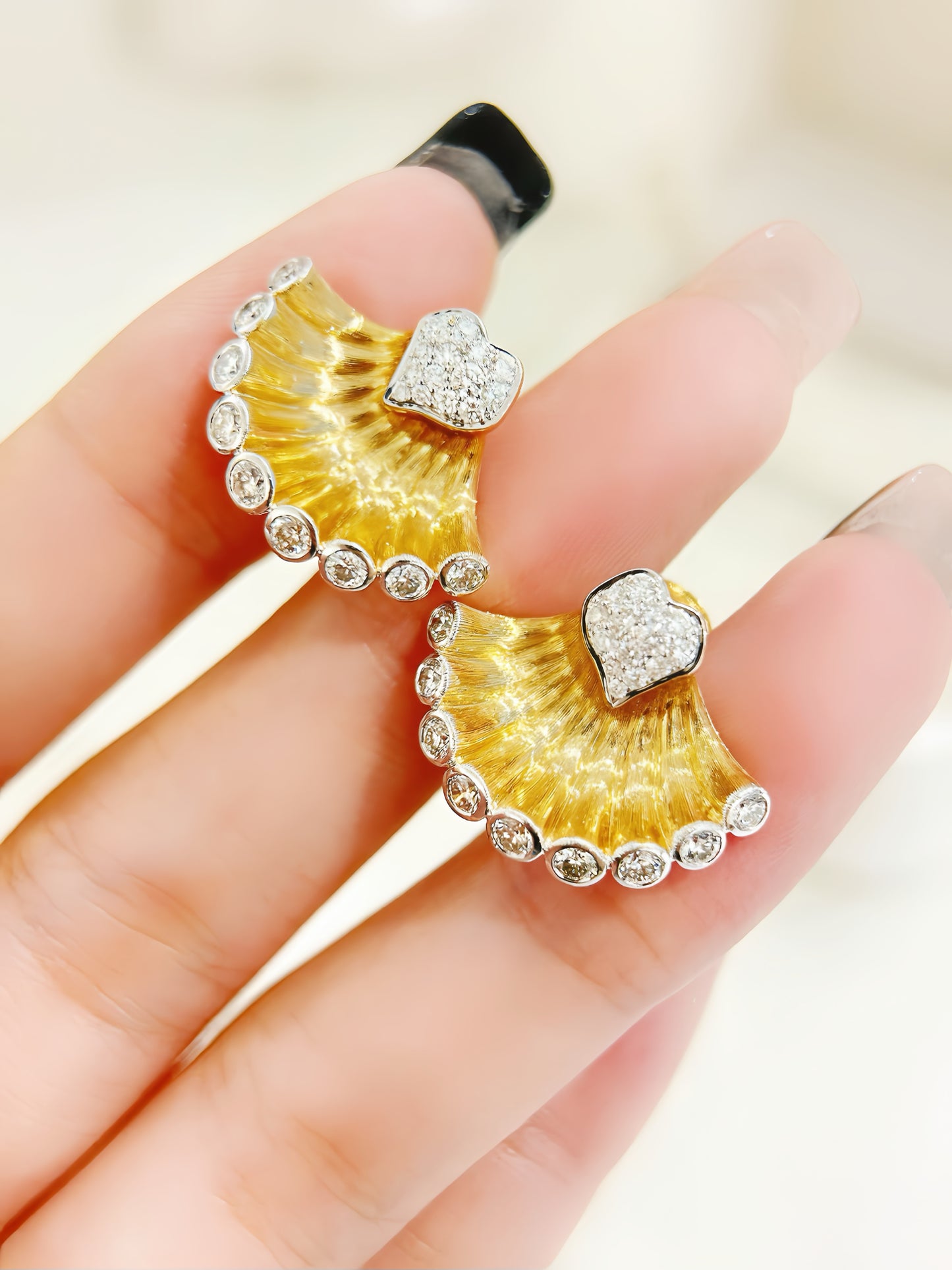 Fan-shaped Vintage 18k Gold Diamond Earring (Item No. VT324)