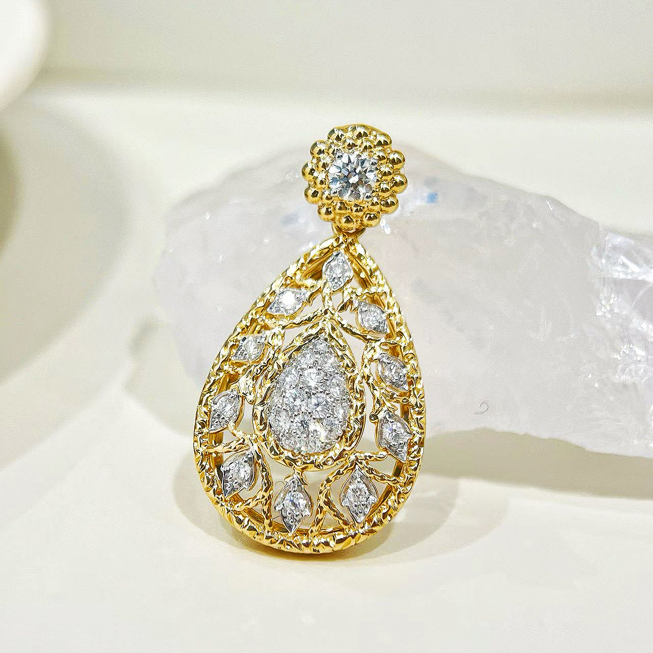 Women Pendant Renaissance Diamond