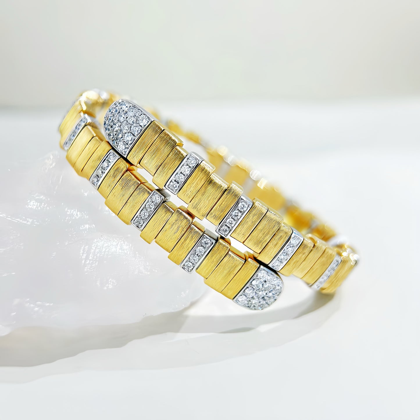 Weaving Vintage 18k Gold Diamond Bracelet (Item No. VT388）