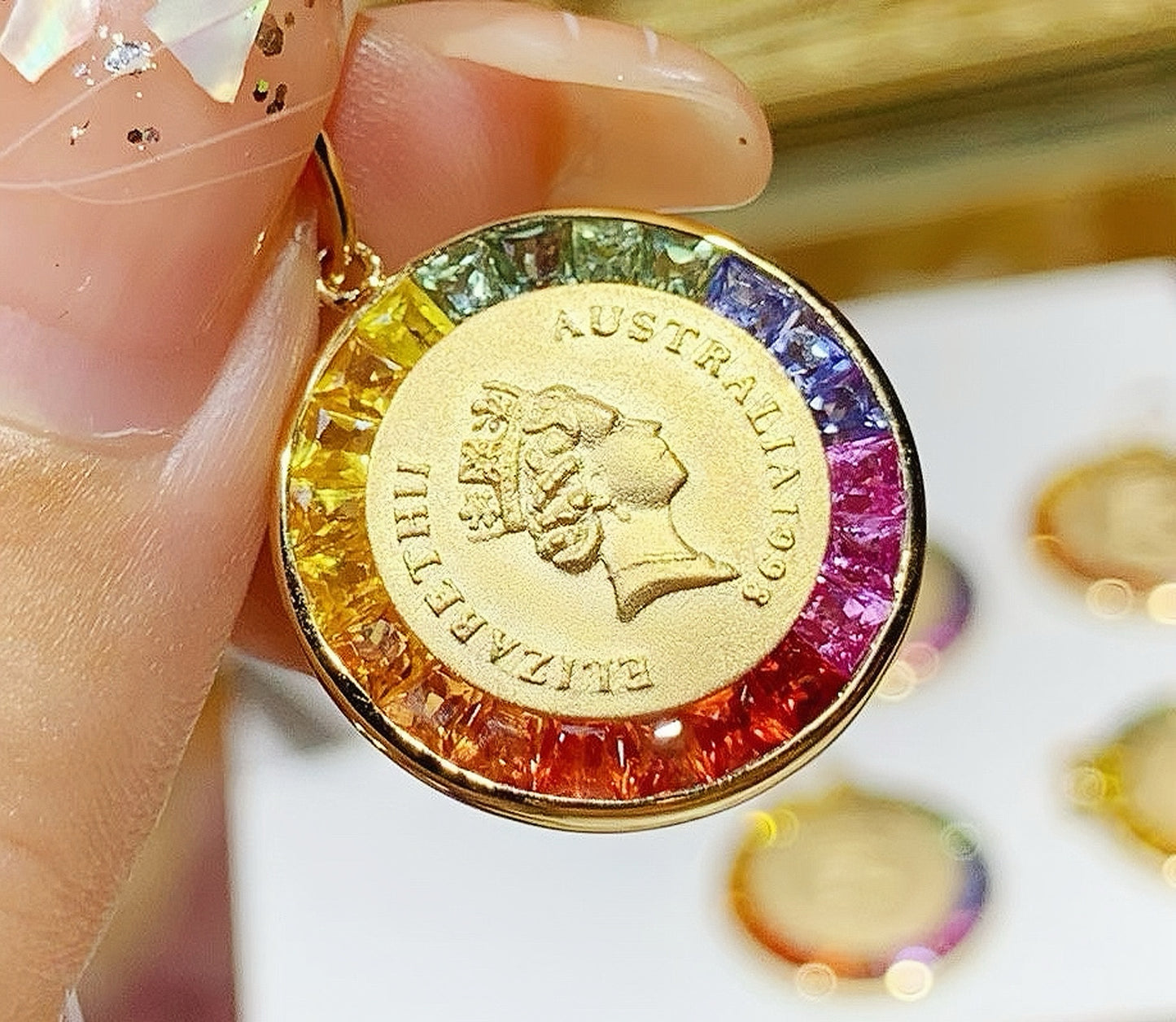 Queen 18k Gold Diamond Coin Pendant (Item No. VT100）