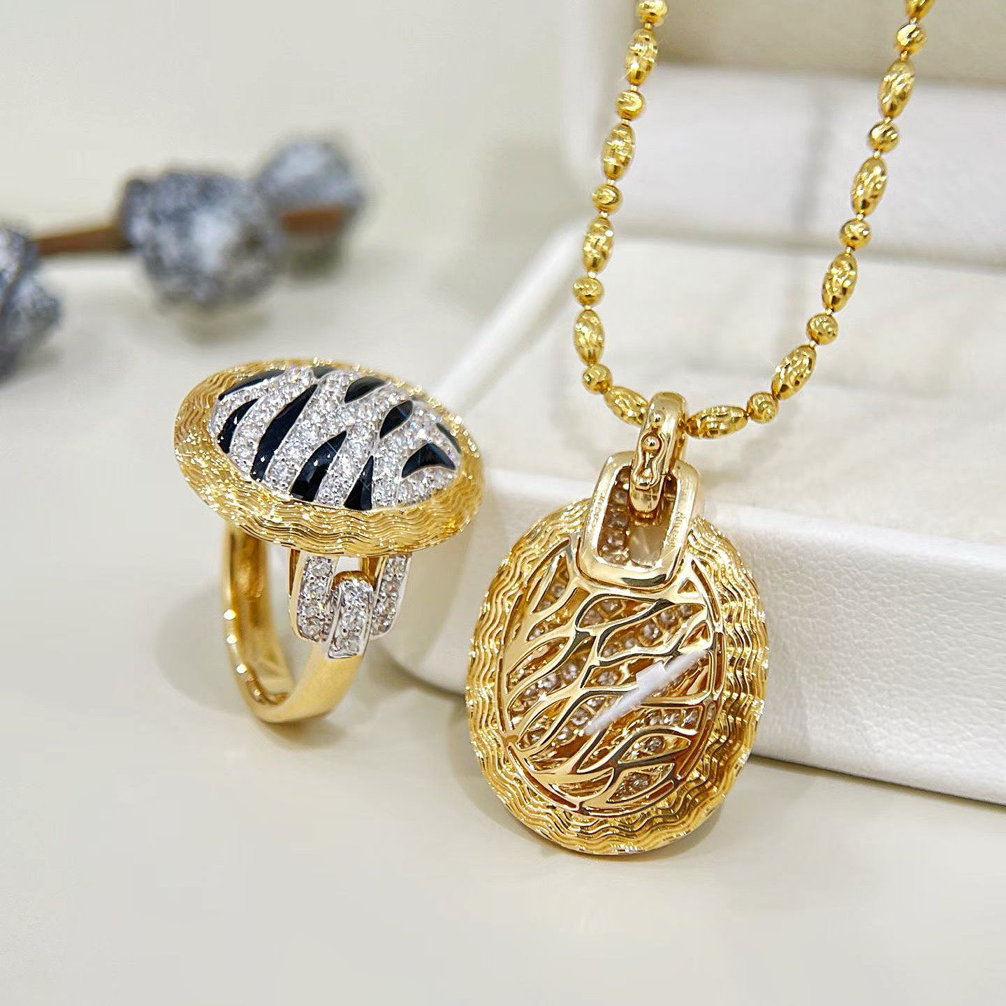 Black Enamel 18k Gold Diamond Pendant (Item No. VT467）