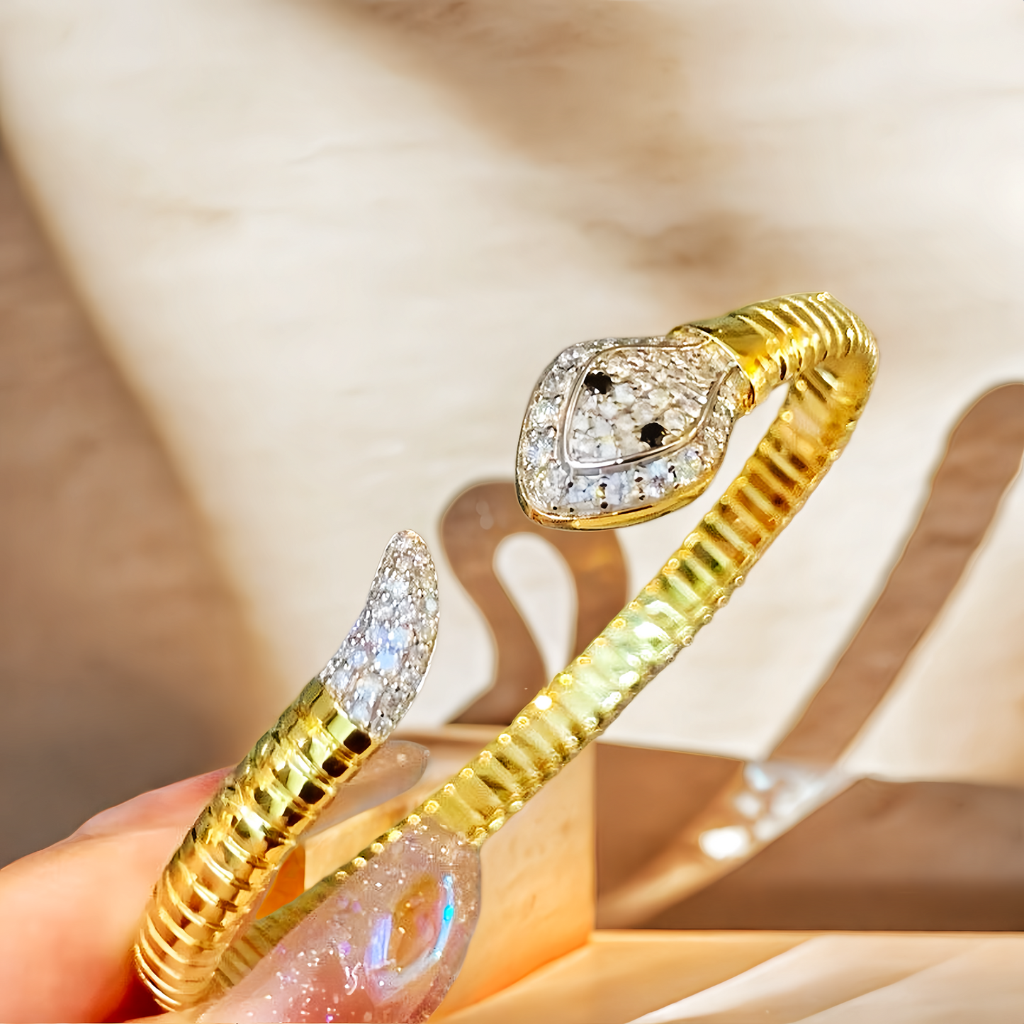 Snake 18k Gold Diamond Bracelet (Item No. VT247）