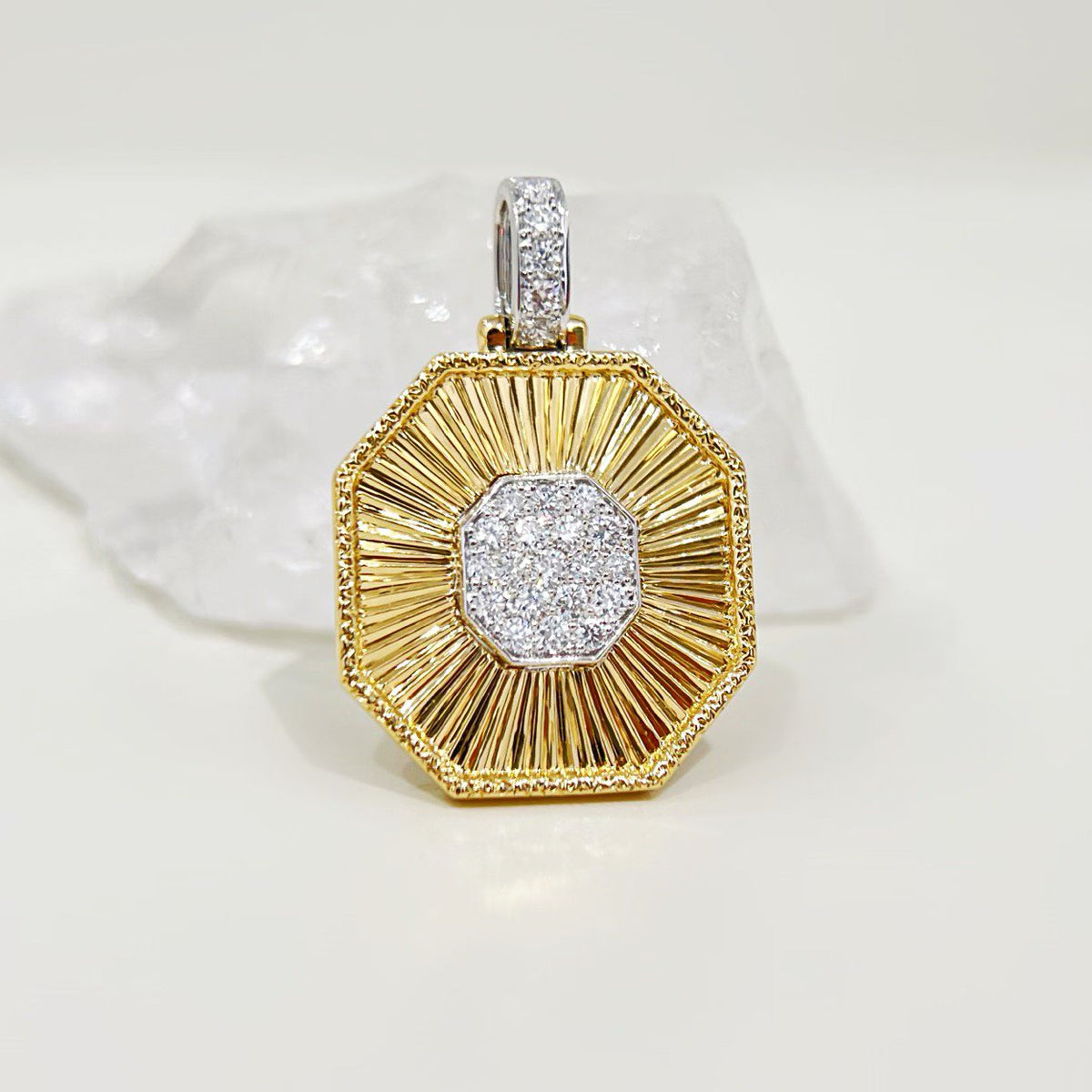 Vintage 18k Gold Diamond Pendant (Item No. VT532）