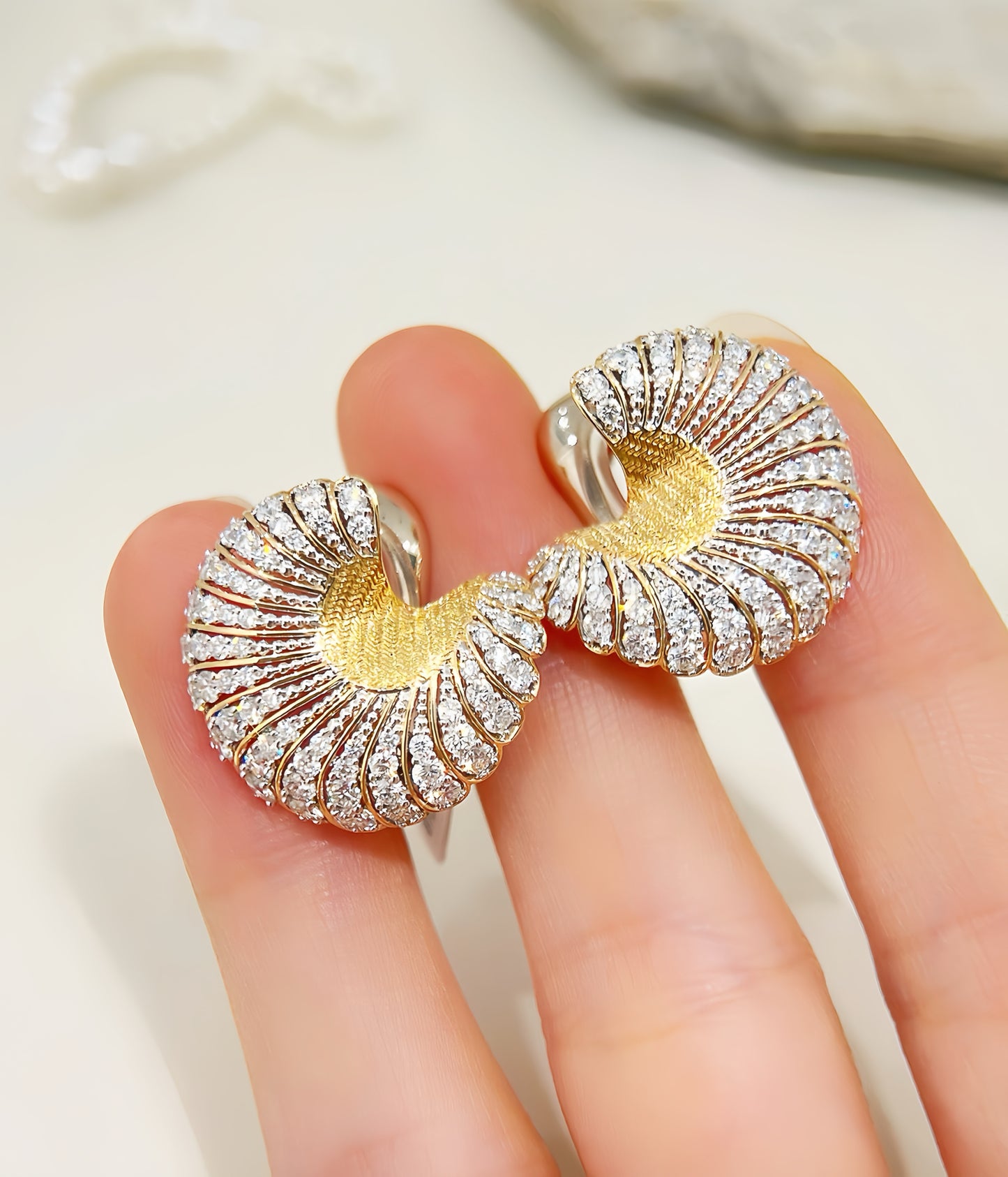Shell 18k Gold Diamond Earring (Item No. VT274）
