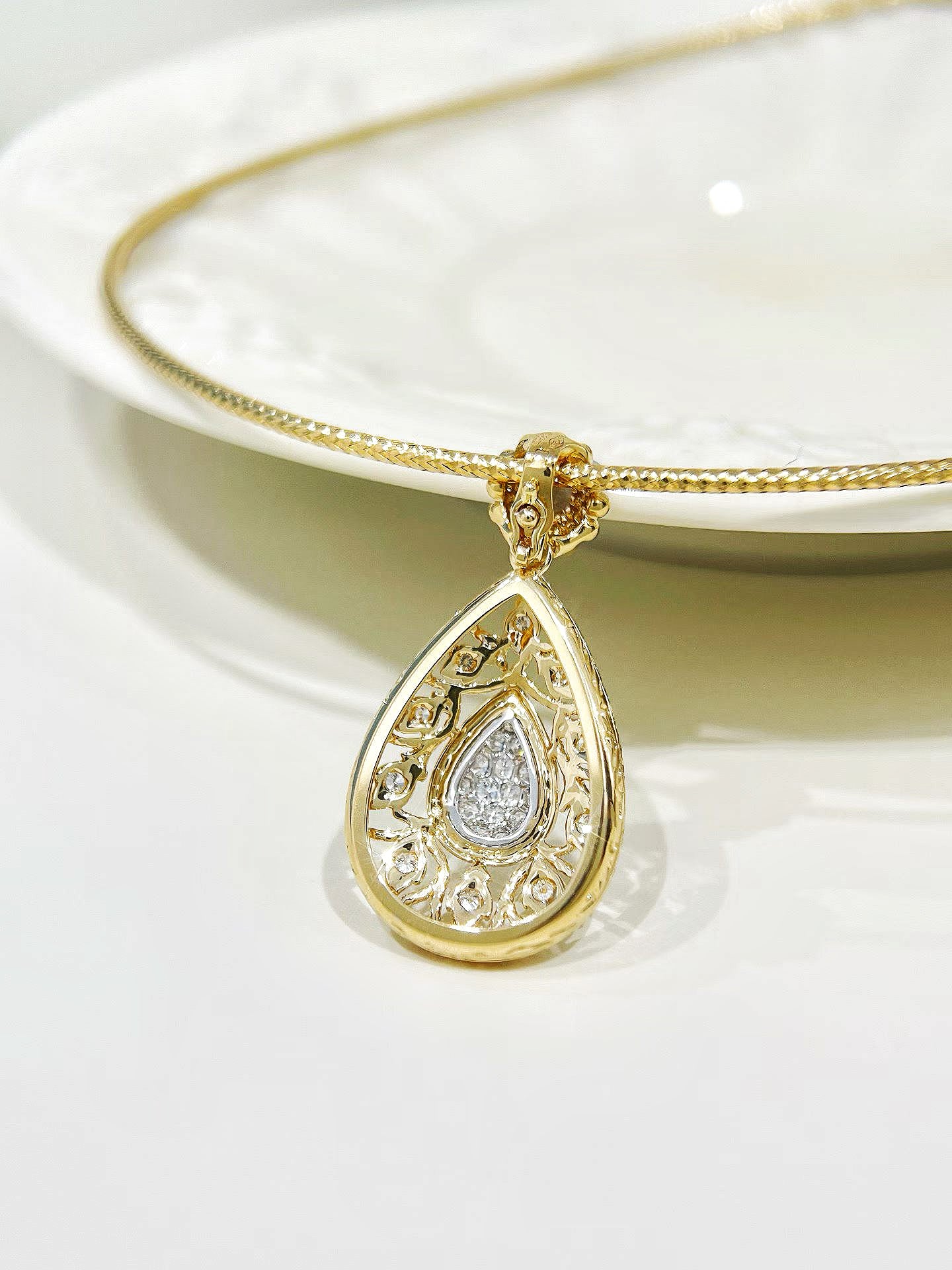 Water Drop 18k Gold Diamond Pendant (Item No. VT499）