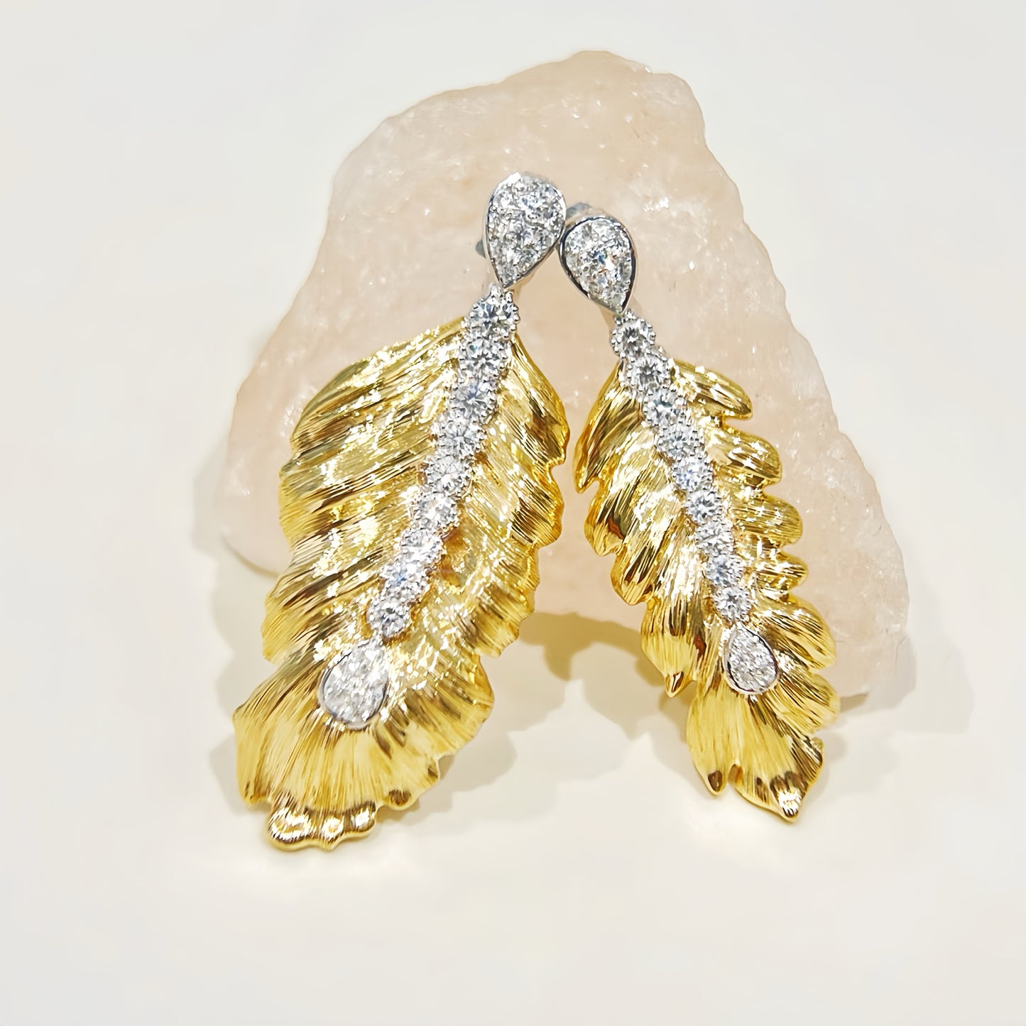 Feather Vintage 18k Gold Diamond Pendant (Item No. VT368）