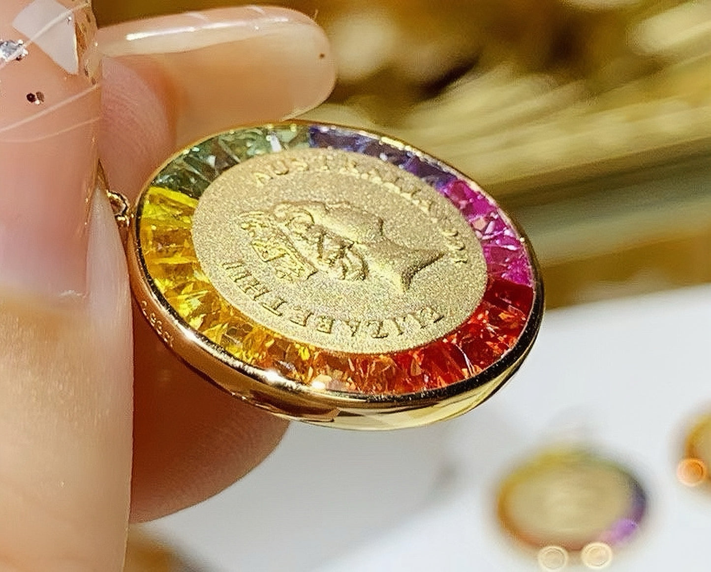 Queen 18k Gold Diamond Coin Pendant (Item No. VT100）