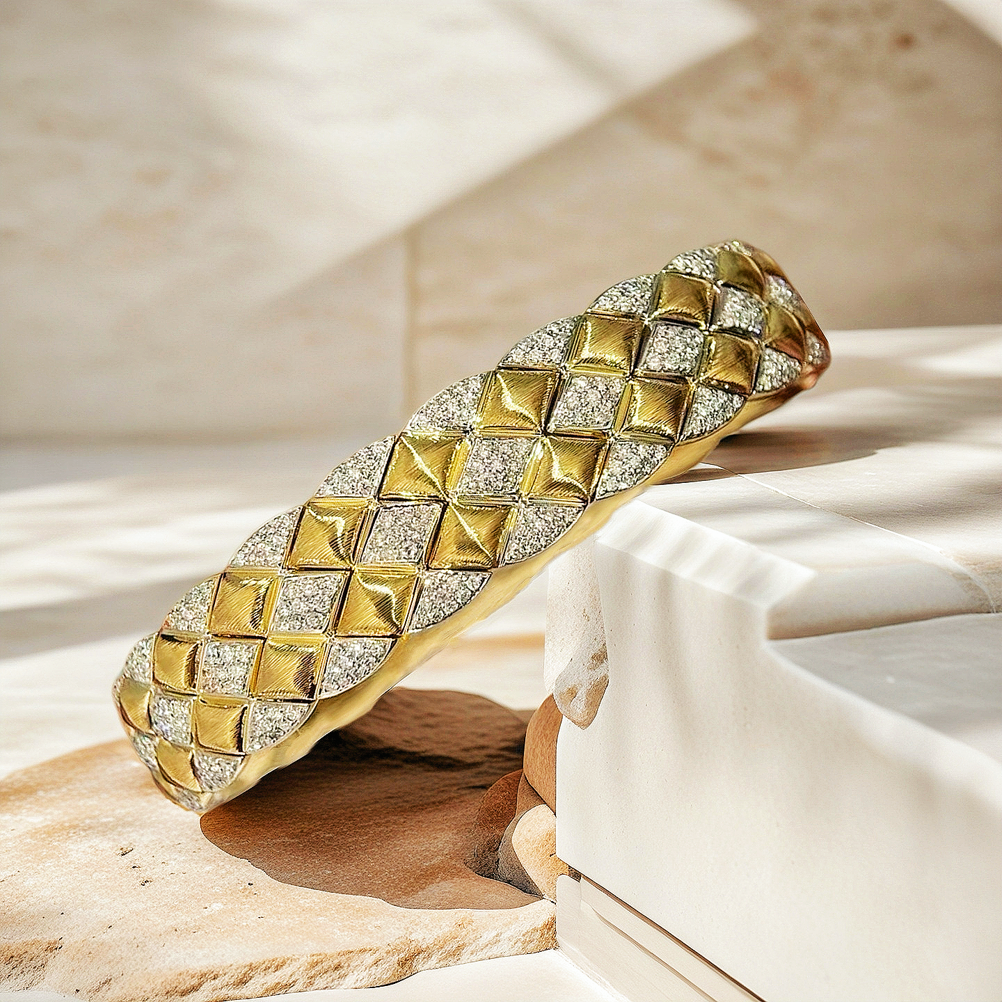 Weaving Vintage 18k Gold Diamond Bracelet (Item No. VT001）