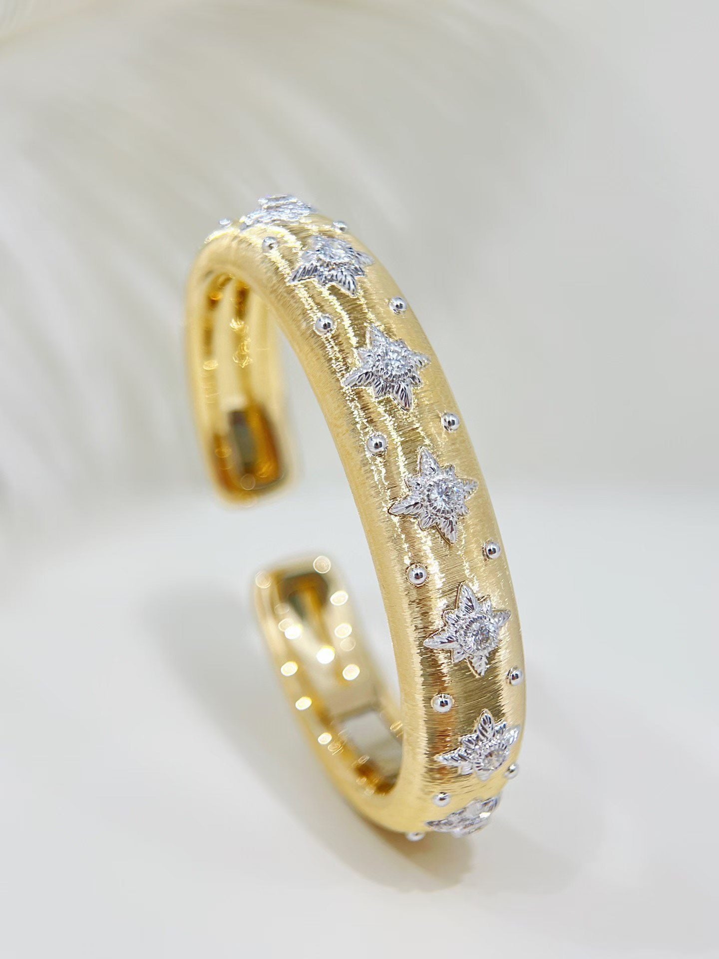 Vintage 18k Gold Diamond Bracelet (Item No. VT497）
