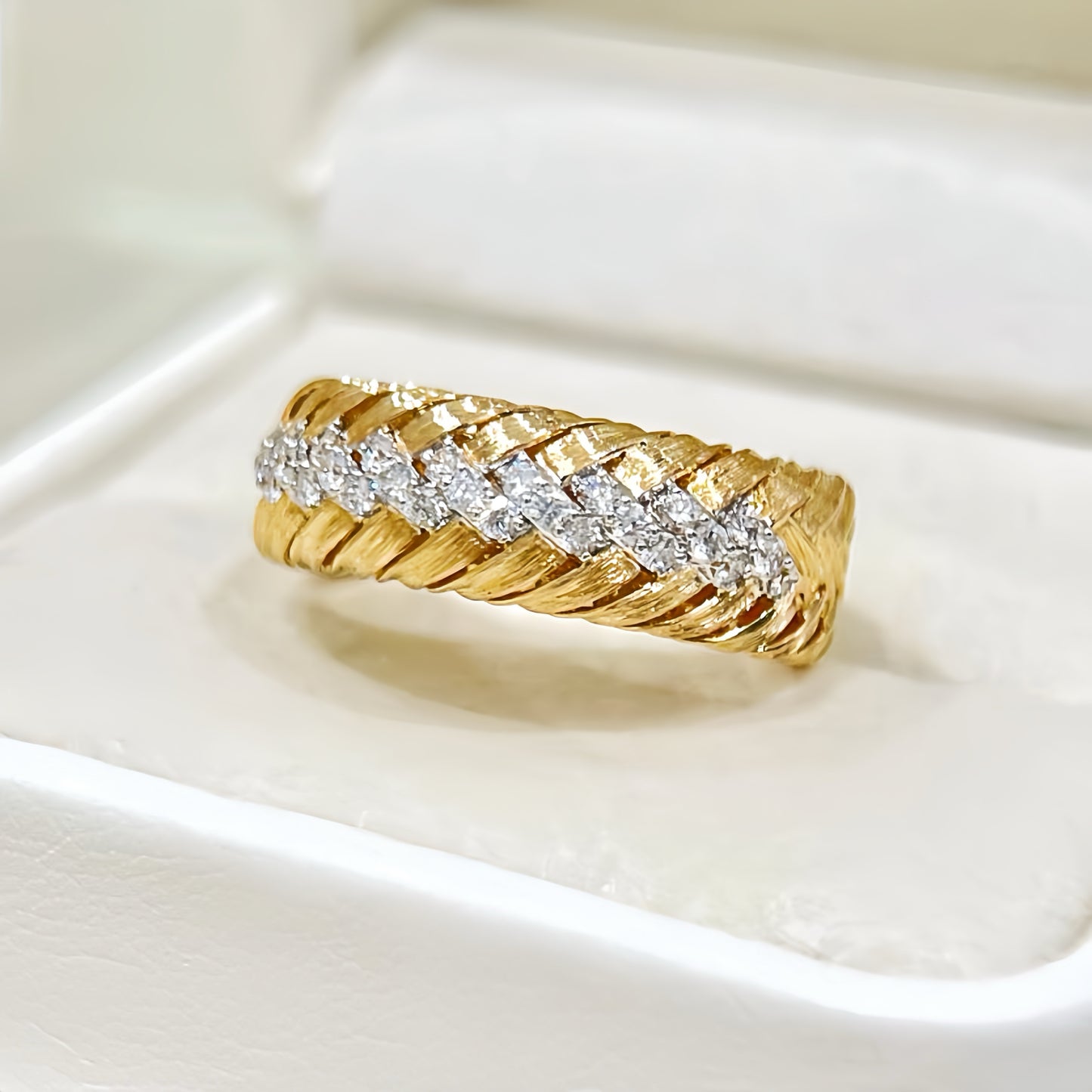 Vintage 18k Gold Diamond Ring (Item No. VT309)