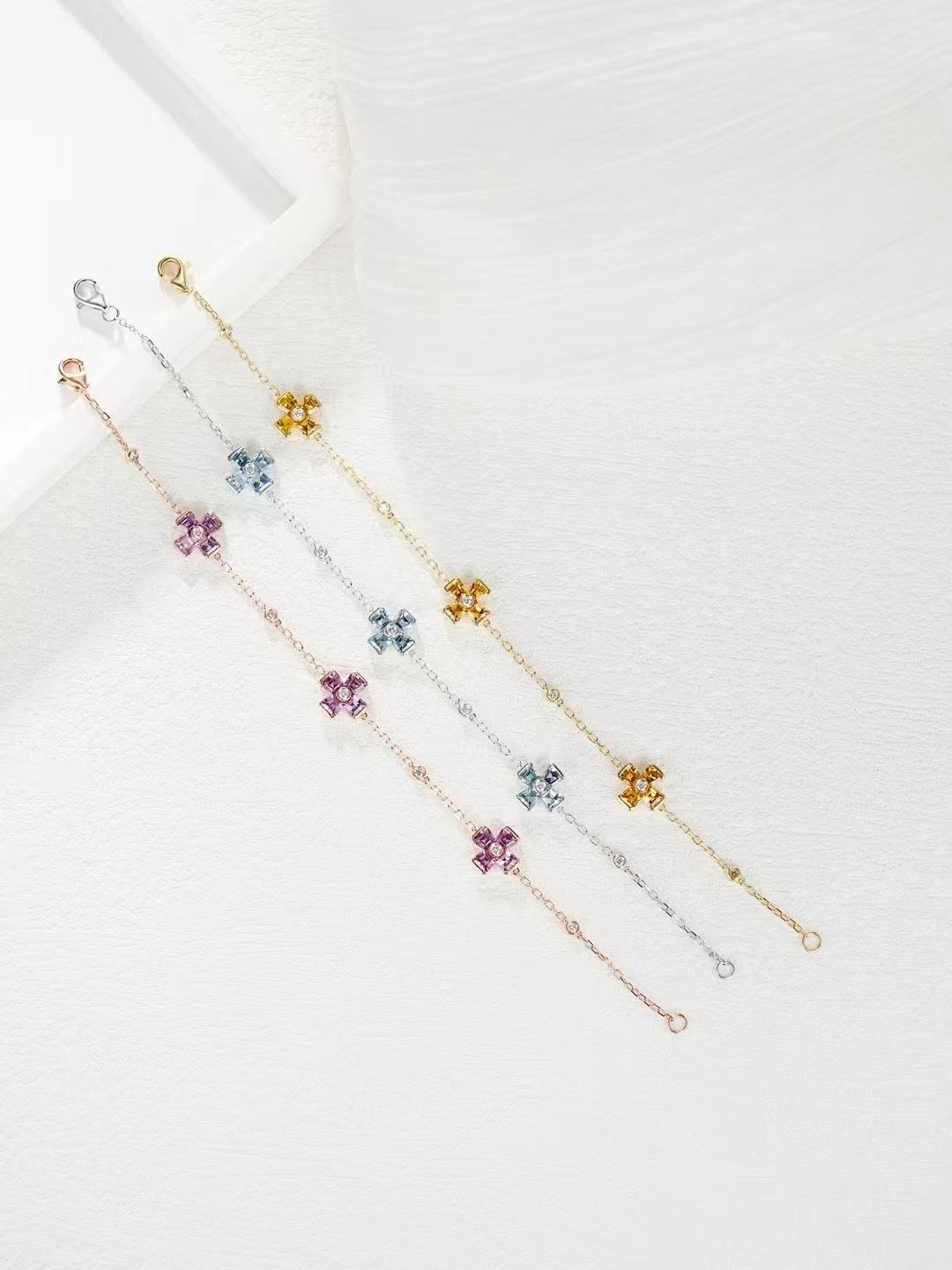 Four Leaf Clover Rainbow Sapphire 18K Gold Bracelet (Item No. SA041）