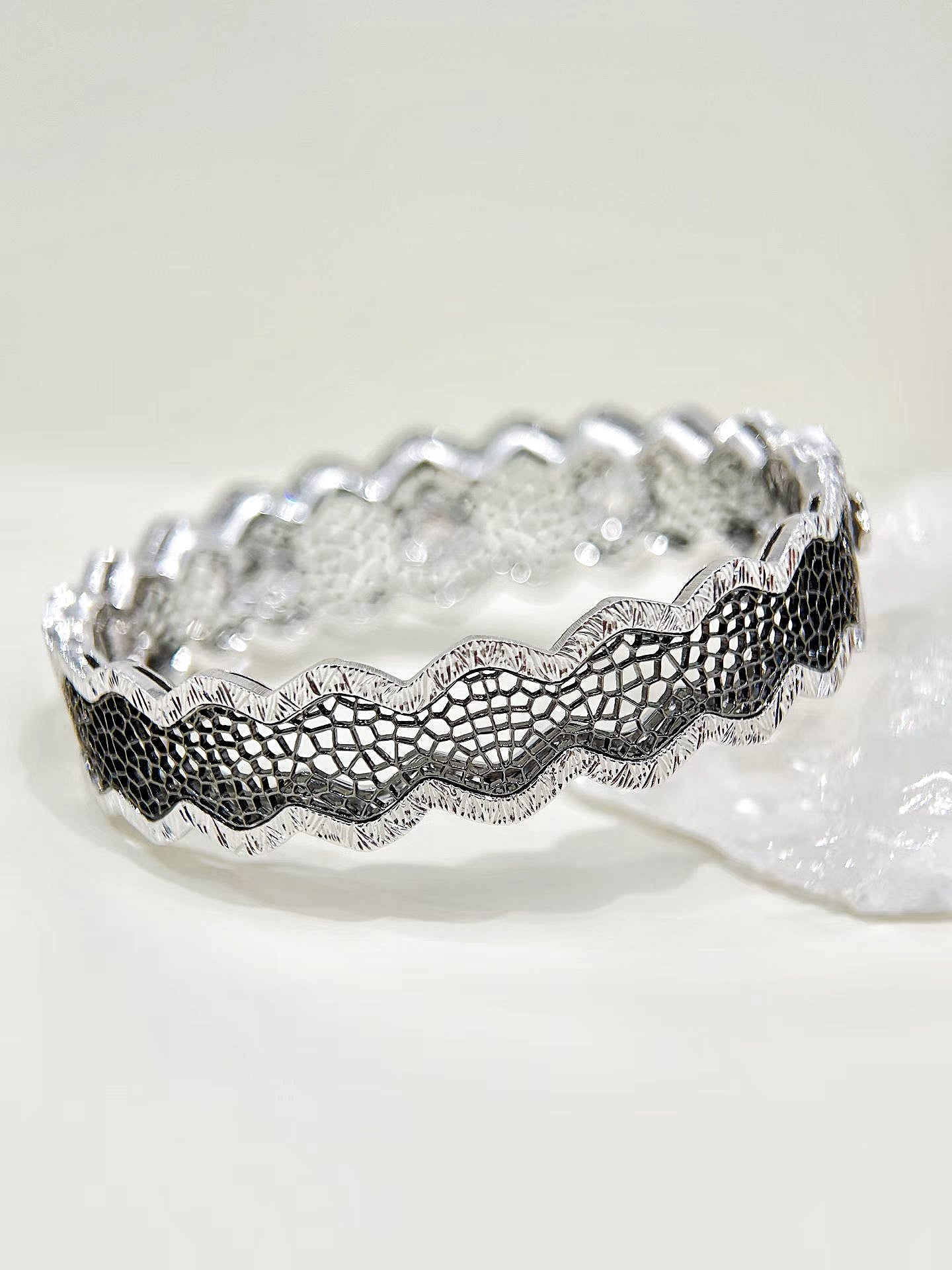 Lace Vintage 18k Gold Diamond Bracelet (Item No. VT500）