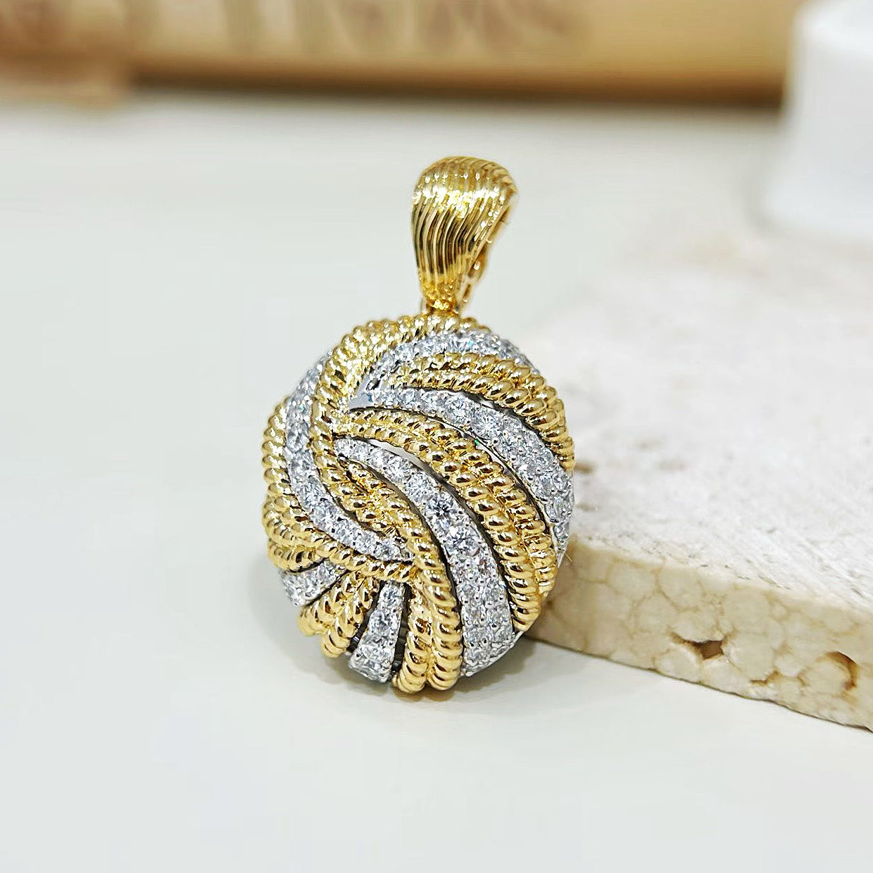 Vintage 18k Gold Diamond Pendant (Item No. VT483）