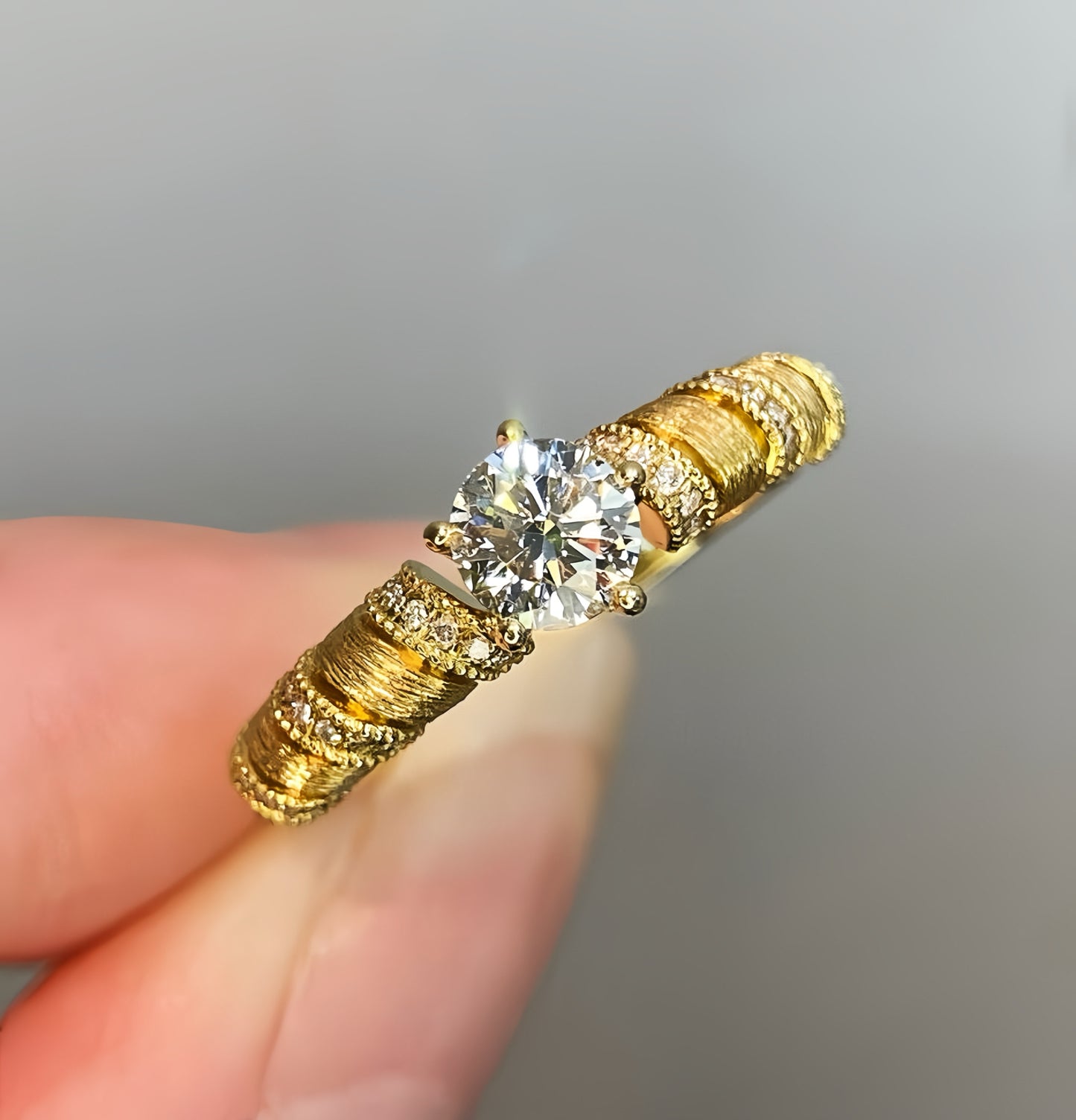 Vintage Screw Bulb 18k Gold Diamond Ring (Item No. VT047）